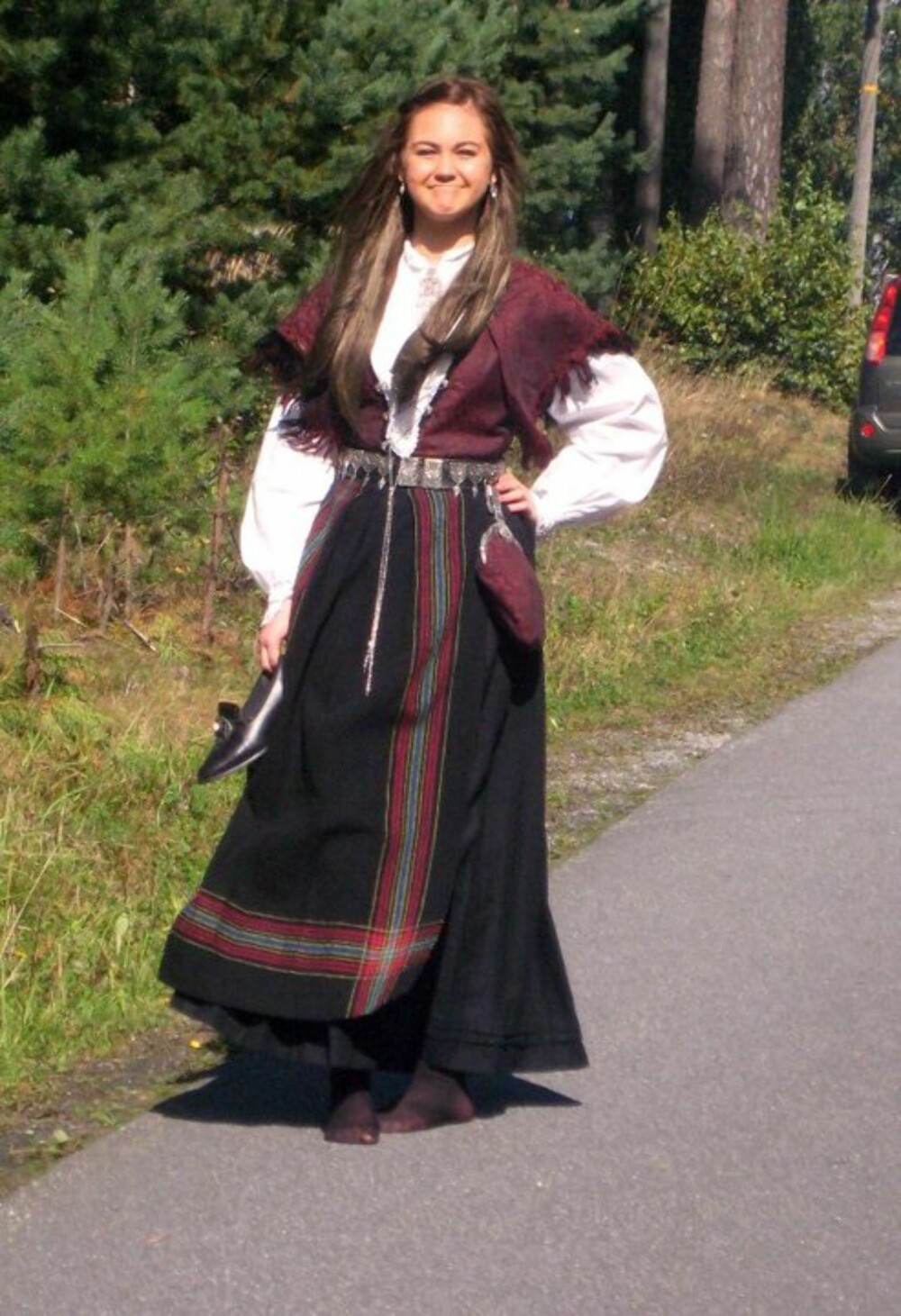 BUNAD: Hva slags bunad er dette?: Askøybunad
Hvem ser vi på bildet? : Andrea Chantelle Jonasdal
Hvor er bildet tatt, og i hvilken situasjon?: Kolbotn september 2012, konfirmasjonen til Andrea BUNAD: Hva slags bunad er dette?: Askøybunad
Hvem ser vi på bildet? : Andrea Chantelle Jonasdal
Hvor er bildet tatt, og i hvilken situasjon?: Kolbotn september 2012, konfirmasjonen til Andrea