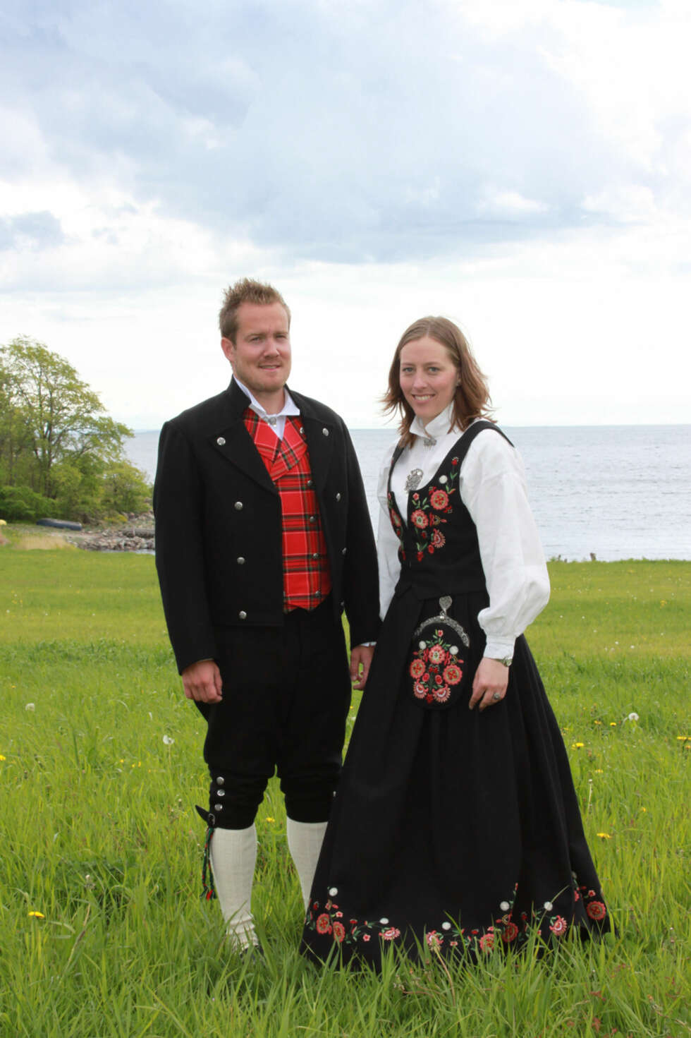 BUNAD: Hva slags bunad er dette?: Kvinne og Mannsbunad fra Bardu og Målselv
Hvem ser vi på bildet? : Kristine Lundberg & Stian Kollen Evenmo
Hvor er bildet tatt, og i hvilken situasjon?: Tatt i Karlsvika, Tønsberg, 17. mai 2011. BUNAD: Hva slags bunad er dette?: Kvinne og Mannsbunad fra Bardu og Målselv
Hvem ser vi på bildet? : Kristine Lundberg & Stian Kollen Evenmo
Hvor er bildet tatt, og i hvilken situasjon?: Tatt i Karlsvika, Tønsberg, 17. mai 2011.