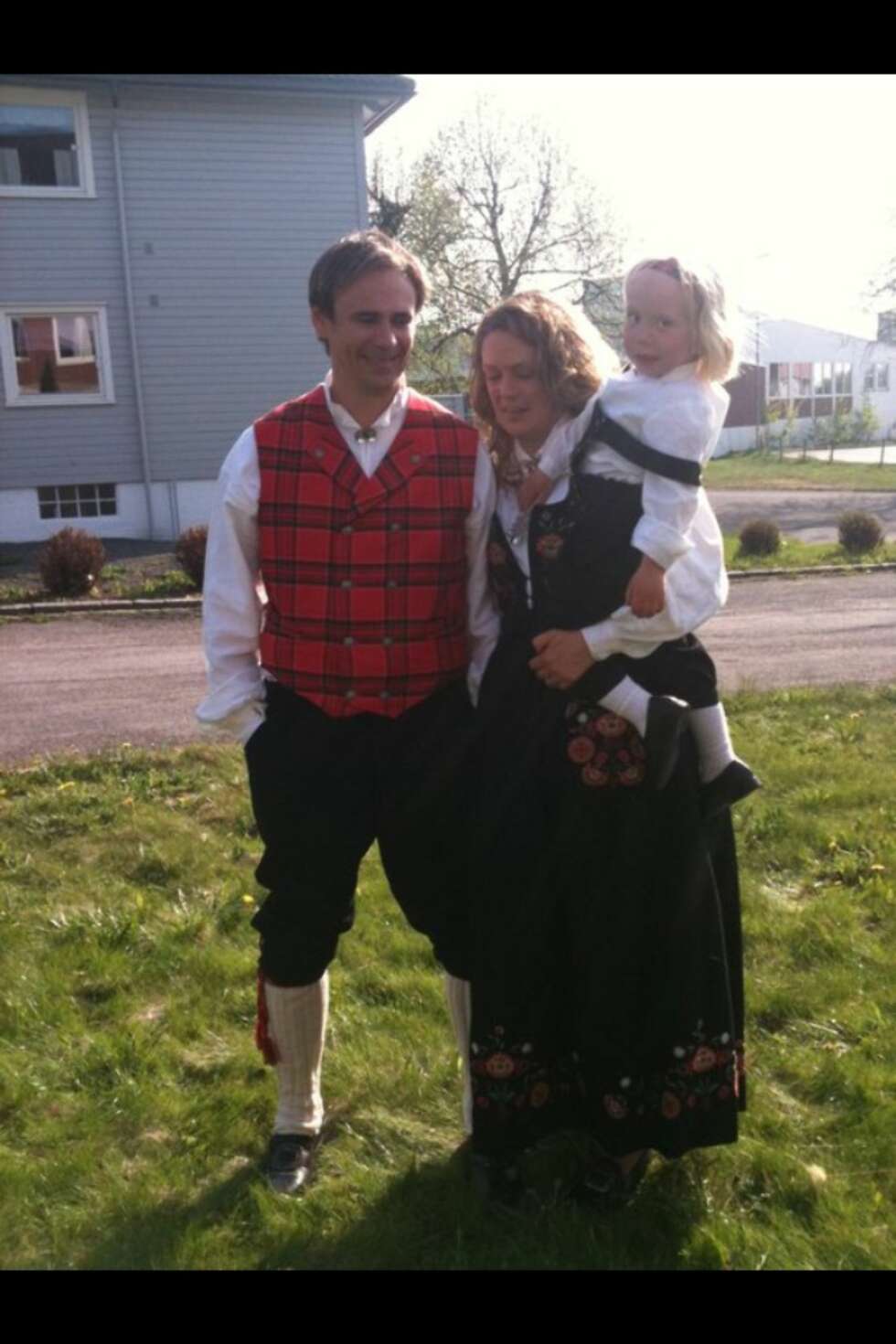 BUNAD:
Hva slags bunad er dette?: Bardu Målselv bunad - herre og kvinnebunaden
Hvem ser vi på bildet? : Min bror, Espen, meg (Merethe) og min nevø, Adrian
Hvor er bildet tatt, og i hvilken situasjon?: Bildet er tatt i Tønsberg i konfirmasjonen til vår kusine i fjor BUNAD:
Hva slags bunad er dette?: Bardu Målselv bunad - herre og kvinnebunaden
Hvem ser vi på bildet? : Min bror, Espen, meg (Merethe) og min nevø, Adrian
Hvor er bildet tatt, og i hvilken situasjon?: Bildet er tatt i Tønsberg i konfirmasjonen til vår kusine i fjor