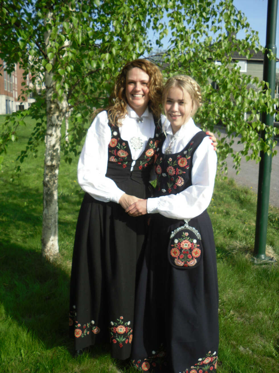 BUNAD:
Hva slags bunad er dette?: Bardu og Målselvbunad
Hvem ser vi på bildet? : Merethe Straumsnes og Anna Amalie Straumsnes
Hvor er bildet tatt, og i hvilken situasjon?: Tønsberg i mai 2011 i forbindelse med Anna sin konfirmasjon BUNAD:
Hva slags bunad er dette?: Bardu og Målselvbunad
Hvem ser vi på bildet? : Merethe Straumsnes og Anna Amalie Straumsnes
Hvor er bildet tatt, og i hvilken situasjon?: Tønsberg i mai 2011 i forbindelse med Anna sin konfirmasjon