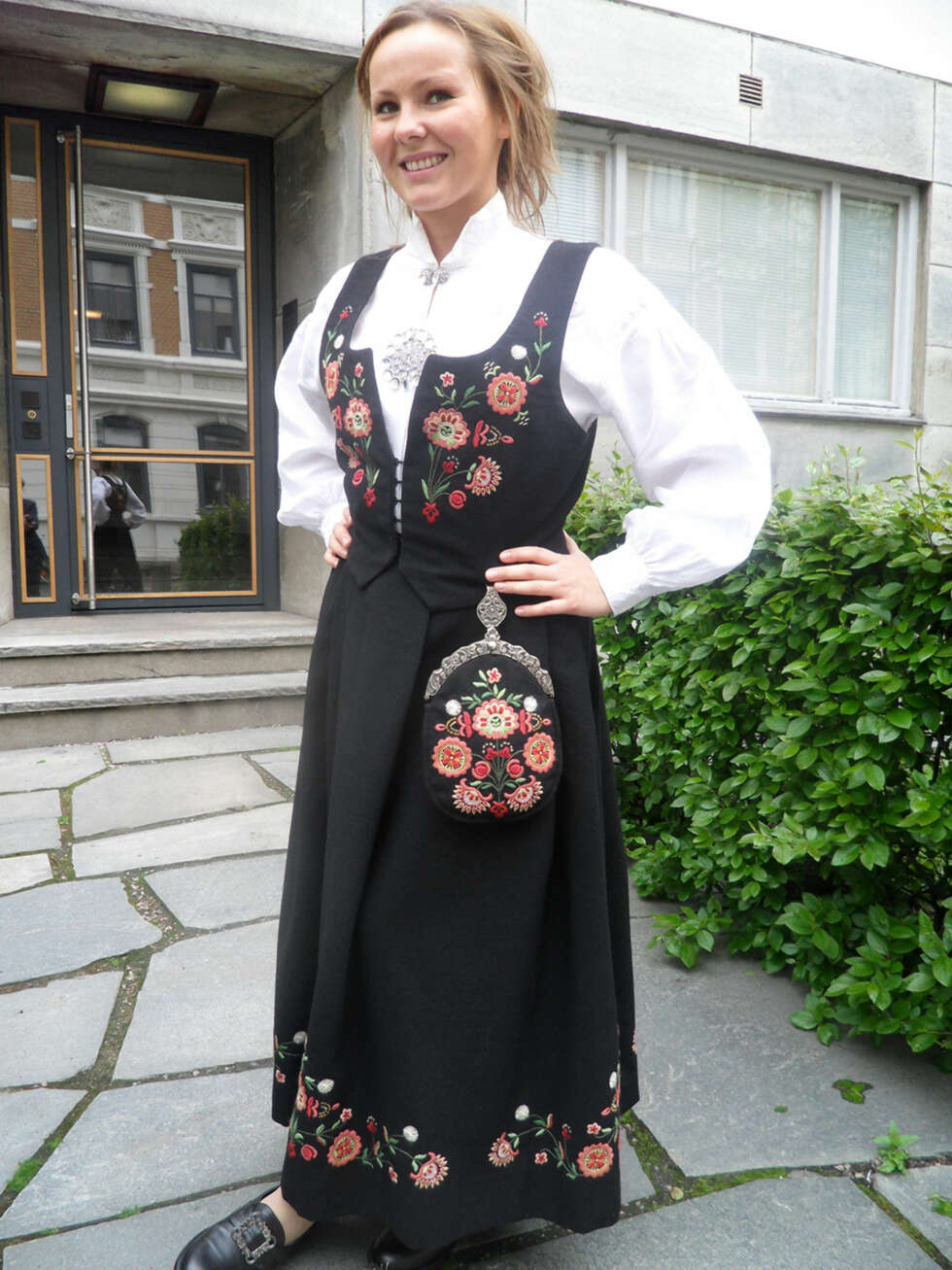 BUNAD: Hva slags bunad er dette?: Bardu- og Målselvbunad
Hvem ser vi på bildet? : Ina Helene Bjørkeng
Hvor er bildet tatt, og i hvilken situasjon?: 17. mai 2011, i oslo BUNAD: Hva slags bunad er dette?: Bardu- og Målselvbunad
Hvem ser vi på bildet? : Ina Helene Bjørkeng
Hvor er bildet tatt, og i hvilken situasjon?: 17. mai 2011, i oslo