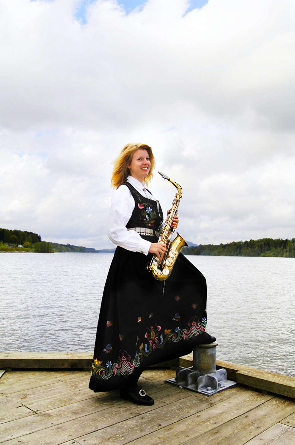 BUNAD: Hva slags bunad er dette?: Kvinnebunad Ringerike
Hvem ser vi på bildet? : Silje Renate Bråthen Bisgaard
Hvor er bildet tatt, og i hvilken situasjon?: Bildet er tatt på Skibladnerbrygga i Eidsvoll sentrum i forbindelse med Siljes konfirmasjon. BUNAD: Hva slags bunad er dette?: Kvinnebunad Ringerike
Hvem ser vi på bildet? : Silje Renate Bråthen Bisgaard
Hvor er bildet tatt, og i hvilken situasjon?: Bildet er tatt på Skibladnerbrygga i Eidsvoll sentrum i forbindelse med Siljes konfirmasjon.