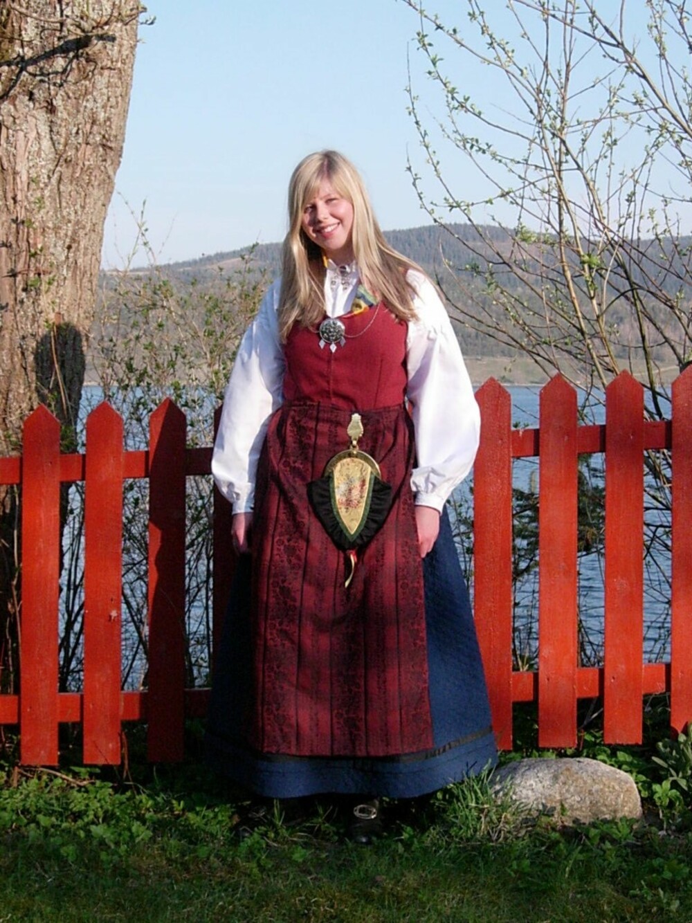 BUNAD: Hva slags bunad er dette?: Kvinnebunad fra fosen
Hvem ser vi på bildet? : Klara Evjen Seim
Hvor er bildet tatt, og i hvilken situasjon?: Rissa, konfirmasjonen min, 6. mai 2006 BUNAD: Hva slags bunad er dette?: Kvinnebunad fra fosen
Hvem ser vi på bildet? : Klara Evjen Seim
Hvor er bildet tatt, og i hvilken situasjon?: Rissa, konfirmasjonen min, 6. mai 2006