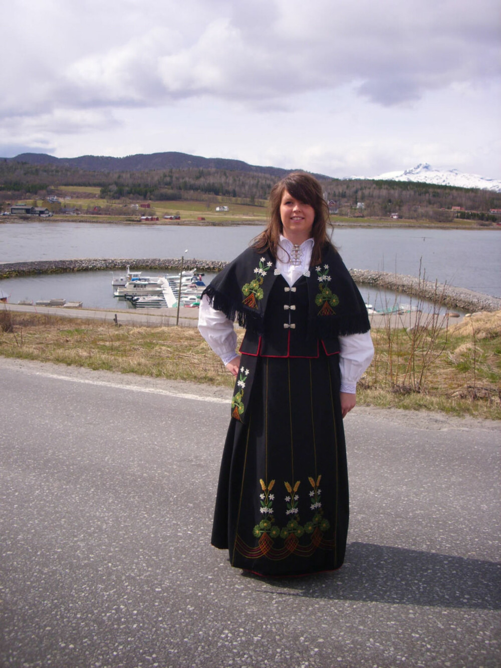 BUNAD: Hva slags bunad er dette?: Ofotbunad eller kvinnebunad fra Ofoten.
Hvem ser vi på bildet? : Christina Slåttli
Hvor er bildet tatt, og i hvilken situasjon?: 17. mai 2008. Bildet er tatt i Kjeldebotn i Ballangen kommune. BUNAD: Hva slags bunad er dette?: Ofotbunad eller kvinnebunad fra Ofoten.
Hvem ser vi på bildet? : Christina Slåttli
Hvor er bildet tatt, og i hvilken situasjon?: 17. mai 2008. Bildet er tatt i Kjeldebotn i Ballangen kommune.