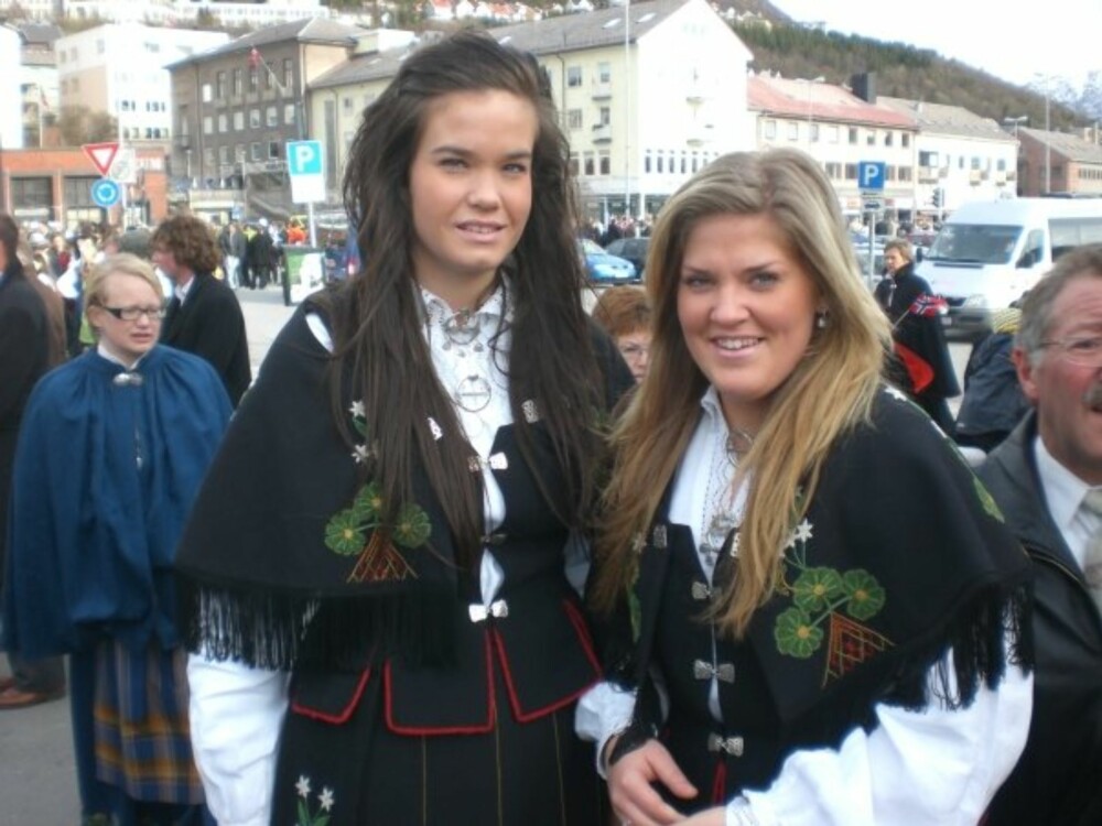BUNAD: Hva slags bunad er dette?: Ofotenbunad
Hvem ser vi på bildet? : Meg Ine Erika Nikolaisen og min kusine Sarah Elisabeth Larsen
Hvor er bildet tatt, og i hvilken situasjon?: Tatt i Narvik på 17. mai. BUNAD: Hva slags bunad er dette?: Ofotenbunad
Hvem ser vi på bildet? : Meg Ine Erika Nikolaisen og min kusine Sarah Elisabeth Larsen
Hvor er bildet tatt, og i hvilken situasjon?: Tatt i Narvik på 17. mai.