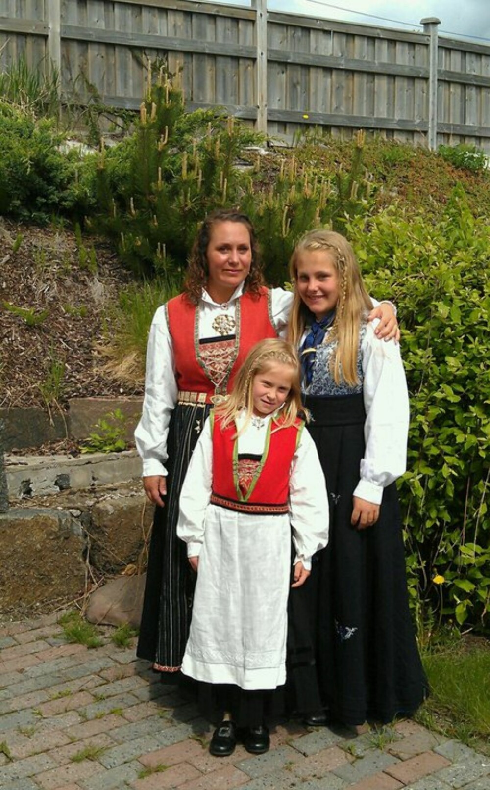 BUNAD: Hva slags bunad er dette?: Kvinherad komune/ eller Stord litt usikker den er veldig gammel.
Hvem ser vi på bildet? : Elin Uyttendaele og døtrene Helene og Malin
Hvor er bildet tatt, og i hvilken situasjon?: 17 Mai 2011 på Føynland BUNAD: Hva slags bunad er dette?: Kvinherad komune/ eller Stord litt usikker den er veldig gammel.
Hvem ser vi på bildet? : Elin Uyttendaele og døtrene Helene og Malin
Hvor er bildet tatt, og i hvilken situasjon?: 17 Mai 2011 på Føynland