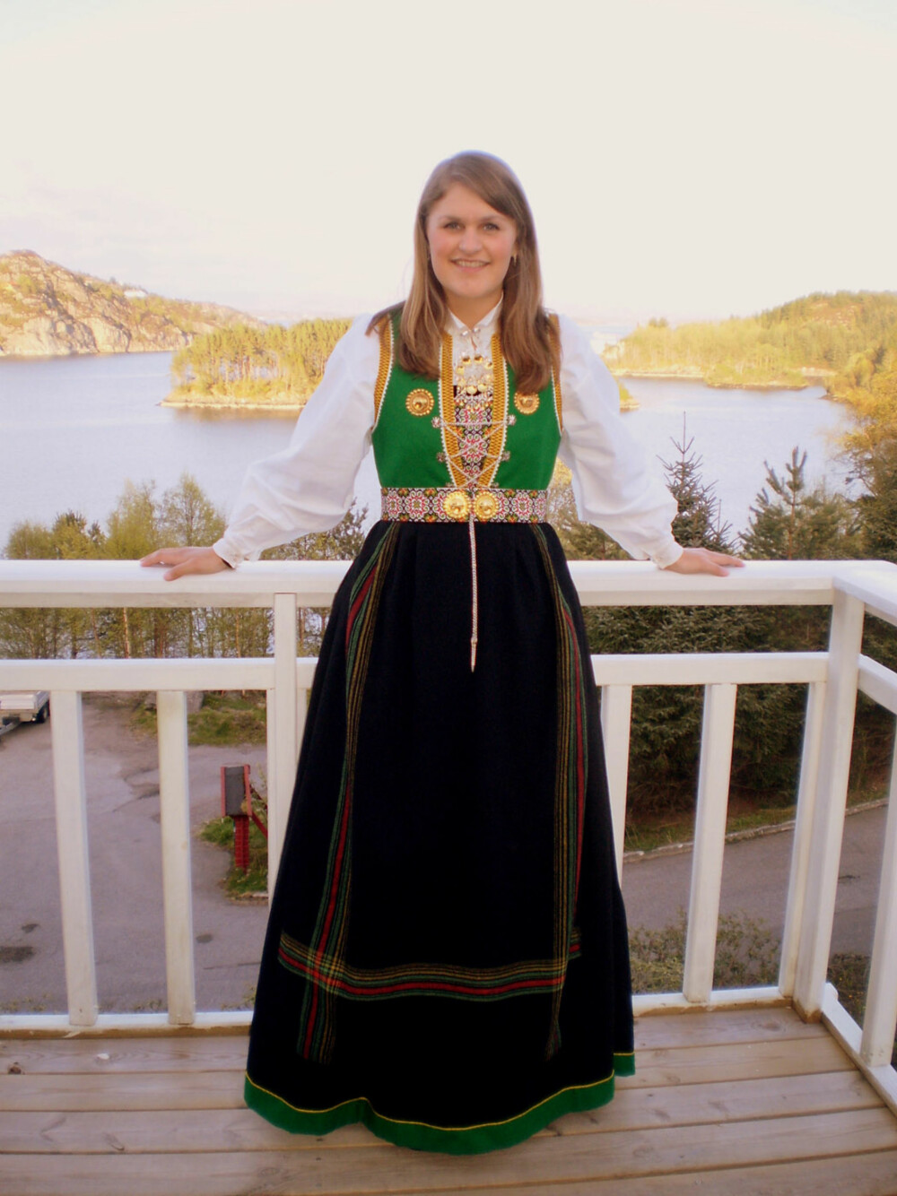 BUNAD:
Hva slags bunad er dette?: Sotrabunad
Hvem ser vi på bildet? : Ingunn Sangolt
Hvor er bildet tatt, og i hvilken situasjon?: 17.mai 2011, i Skogsvåg - Sund kommune. BUNAD:
Hva slags bunad er dette?: Sotrabunad
Hvem ser vi på bildet? : Ingunn Sangolt
Hvor er bildet tatt, og i hvilken situasjon?: 17.mai 2011, i Skogsvåg - Sund kommune.