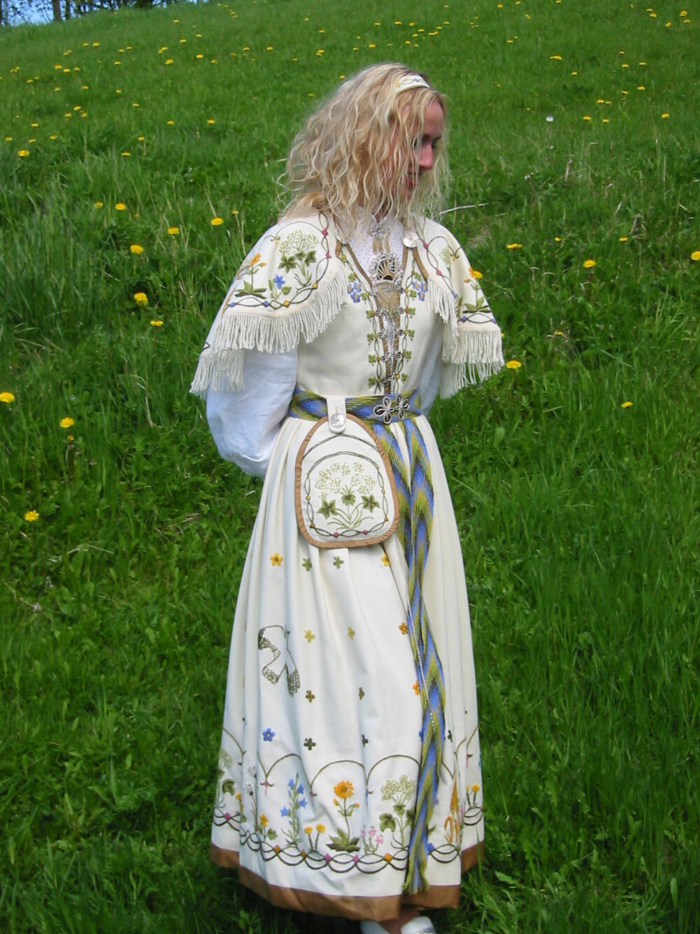 BUNAD:
Hva slags bunad er dette?: Kvinnebunad fra Jæren, Veslemøy
Hvem ser vi på bildet? : Mari Elisabeth Hervold
Hvor er bildet tatt, og i hvilken situasjon?: Trondheim, 17.mai 2003 BUNAD:
Hva slags bunad er dette?: Kvinnebunad fra Jæren, Veslemøy
Hvem ser vi på bildet? : Mari Elisabeth Hervold
Hvor er bildet tatt, og i hvilken situasjon?: Trondheim, 17.mai 2003