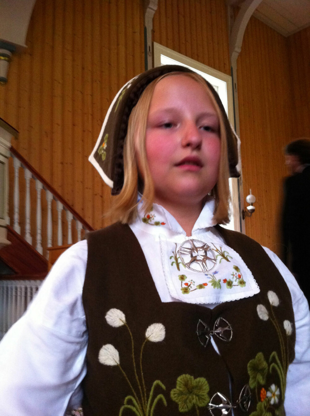 BUNAD: Hva slags bunad er dette?: Senjabunad
Hvem ser vi på bildet? : Henriette Renmælmo Sletten
Hvor er bildet tatt, og i hvilken situasjon?: I Målselv bryllup til tante . BUNAD: Hva slags bunad er dette?: Senjabunad
Hvem ser vi på bildet? : Henriette Renmælmo Sletten
Hvor er bildet tatt, og i hvilken situasjon?: I Målselv bryllup til tante .