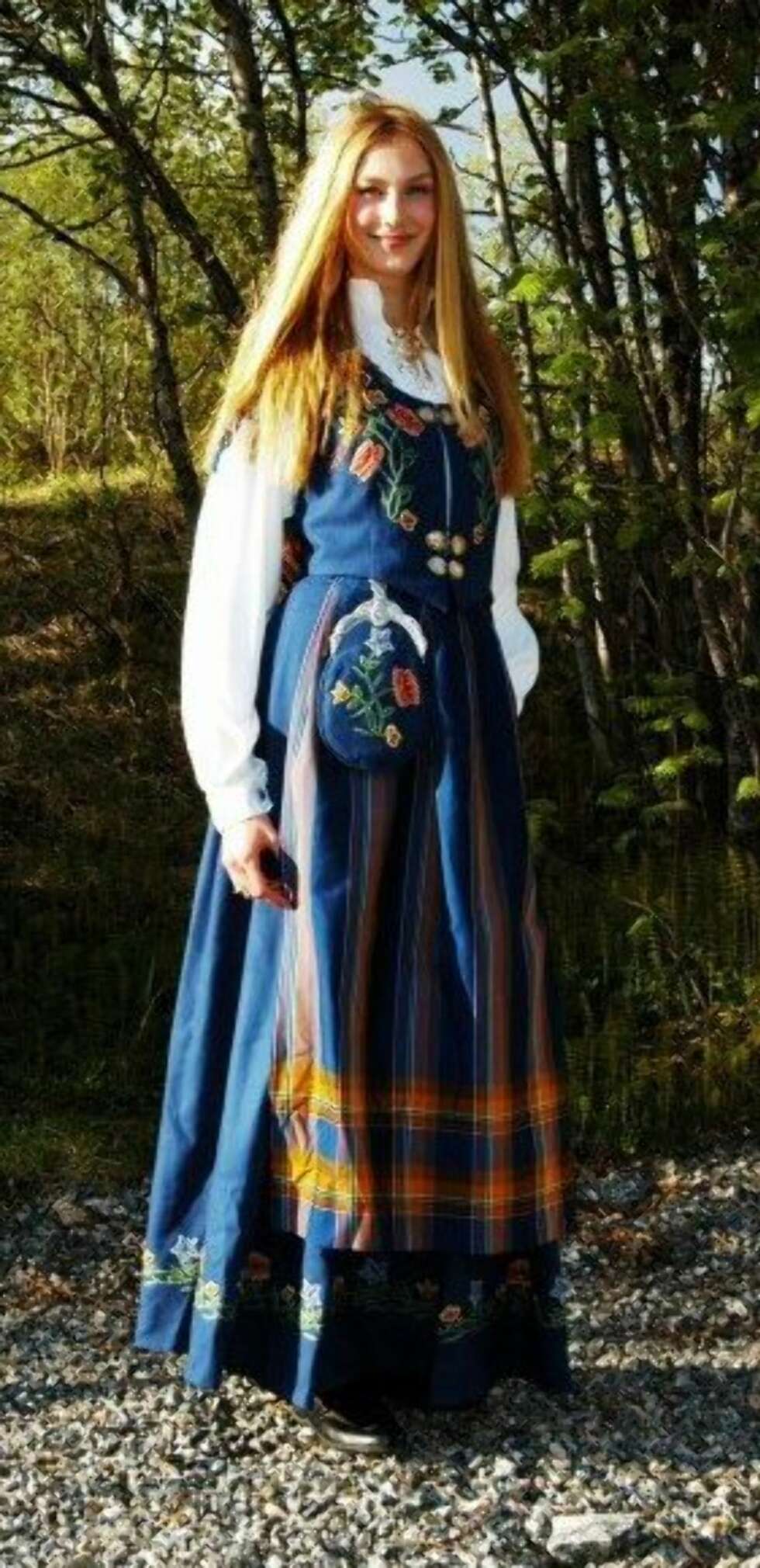 BUNAD:
Hva slags bunad er dette?: Nordlandsbunad - blå utgave
Hvem ser vi på bildet? : Christina slette johnsen
Hvor er bildet tatt, og i hvilken situasjon?: Tatt i hagen der jeg leide hybel på sortland i 2006 tror jeg. 17.Mai. BUNAD:
Hva slags bunad er dette?: Nordlandsbunad - blå utgave
Hvem ser vi på bildet? : Christina slette johnsen
Hvor er bildet tatt, og i hvilken situasjon?: Tatt i hagen der jeg leide hybel på sortland i 2006 tror jeg. 17.Mai.
