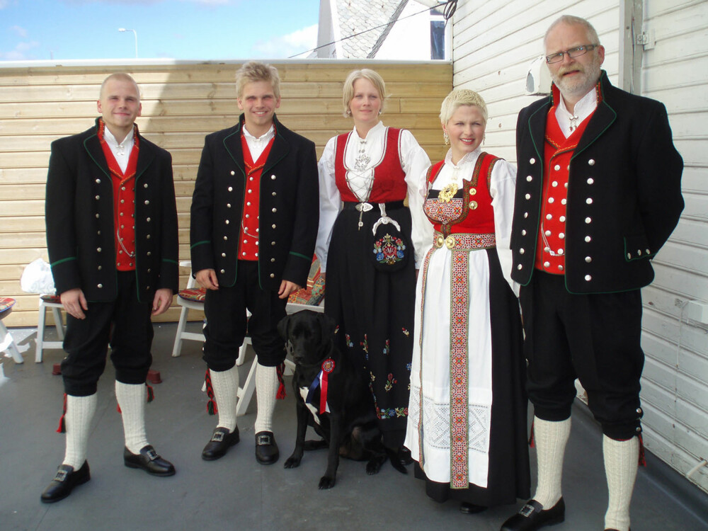 BUNAD: Hva slags bunad er dette?: Rogalands bunad (kvinne)
Hvem ser vi på bildet? : Fra høyre: Knut Herlof (Hadanger bunad), Ågot (Hadanger bunad), Inger (Rogalands bunad), Hunden Trampe, Thomas (Hadanger bunad) og Erik (Hadanger bunad)
Hvor er bildet tatt, og i hvilken situasjon?: Bildet er tatt hjemme i Haugesund på 17. mai. BUNAD: Hva slags bunad er dette?: Rogalands bunad (kvinne)
Hvem ser vi på bildet? : Fra høyre: Knut Herlof (Hadanger bunad), Ågot (Hadanger bunad), Inger (Rogalands bunad), Hunden Trampe, Thomas (Hadanger bunad) og Erik (Hadanger bunad)
Hvor er bildet tatt, og i hvilken situasjon?: Bildet er tatt hjemme i Haugesund på 17. mai.