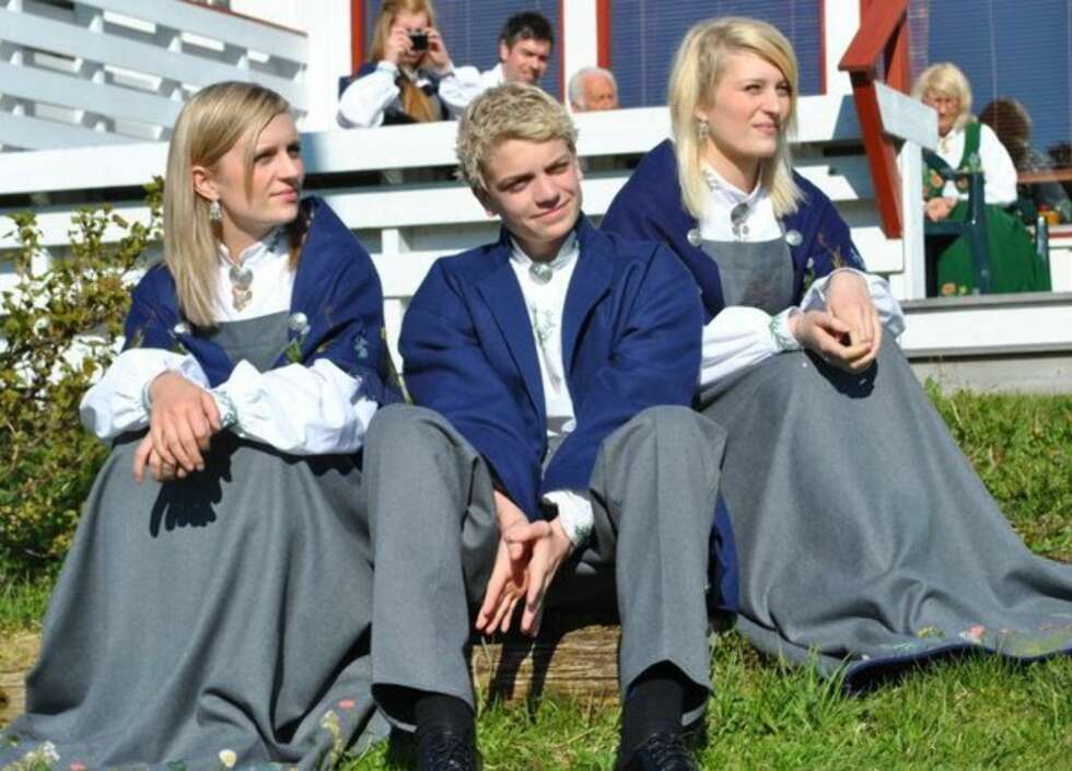 BUNAD: Hva slags bunad er dette?: Kystdrakten
Hvem ser vi på bildet? : Aina Arnøy (storesøster), Synne Arnøy (lillesøster), Jonas Arnøy (lillebror)
Hvor er bildet tatt, og i hvilken situasjon?: Konfirmasjon til Lillebror BUNAD: Hva slags bunad er dette?: Kystdrakten
Hvem ser vi på bildet? : Aina Arnøy (storesøster), Synne Arnøy (lillesøster), Jonas Arnøy (lillebror)
Hvor er bildet tatt, og i hvilken situasjon?: Konfirmasjon til Lillebror