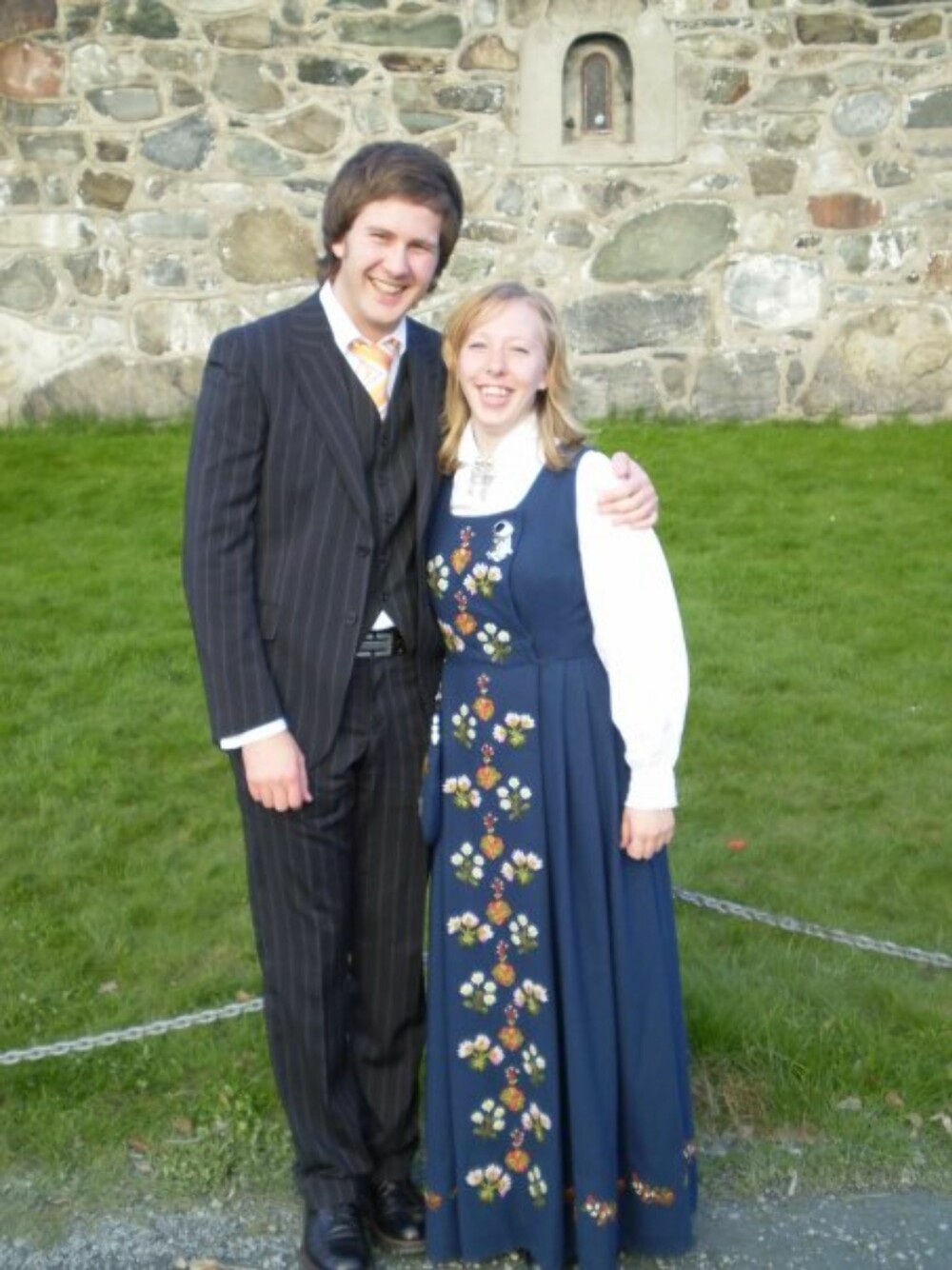 BUNAD:
Hva slags bunad er dette?: Fjellbygdsbunad
Hvem ser vi på bildet? : Magnus Holth og Cecilie Fiskum
Hvor er bildet tatt, og i hvilken situasjon?: 17.mai 2007, ved Erkebispegården i Trondheim. BUNAD:
Hva slags bunad er dette?: Fjellbygdsbunad
Hvem ser vi på bildet? : Magnus Holth og Cecilie Fiskum
Hvor er bildet tatt, og i hvilken situasjon?: 17.mai 2007, ved Erkebispegården i Trondheim.