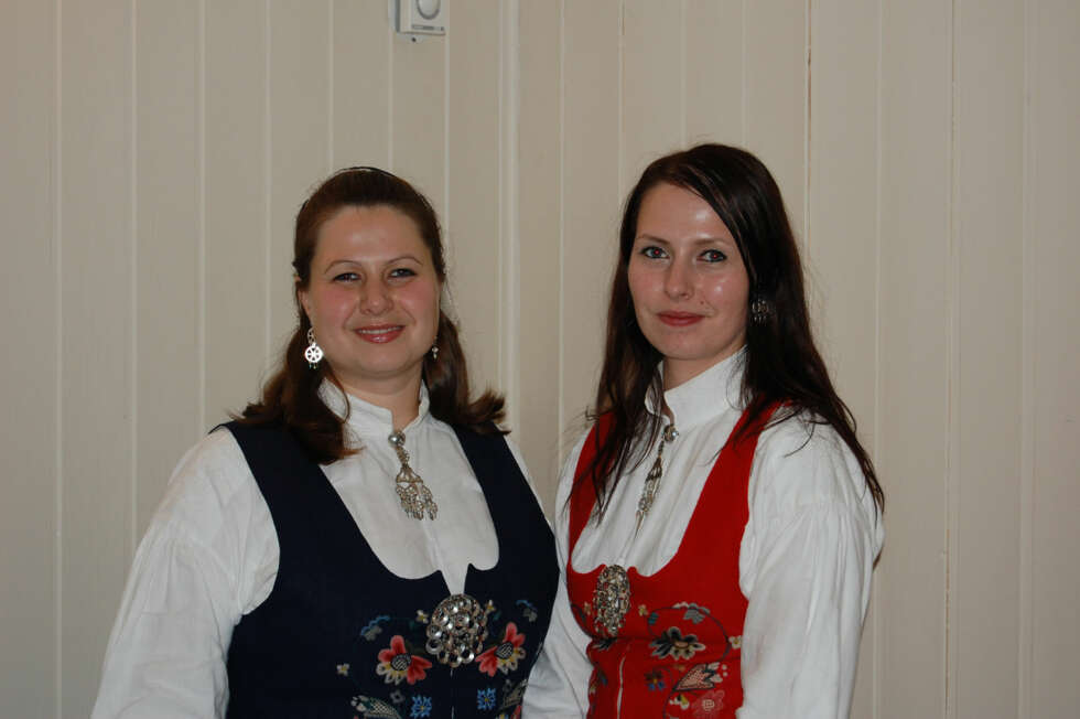 BUNAD: Hva slags bunad er dette?: bolsøybunad (romsdalsbunad)
Hvem ser vi på bildet? : Carola og Anita Ukkelberg
Hvor er bildet tatt, og i hvilken situasjon?: navnefest i oktober 2011 BUNAD: Hva slags bunad er dette?: bolsøybunad (romsdalsbunad)
Hvem ser vi på bildet? : Carola og Anita Ukkelberg
Hvor er bildet tatt, og i hvilken situasjon?: navnefest i oktober 2011