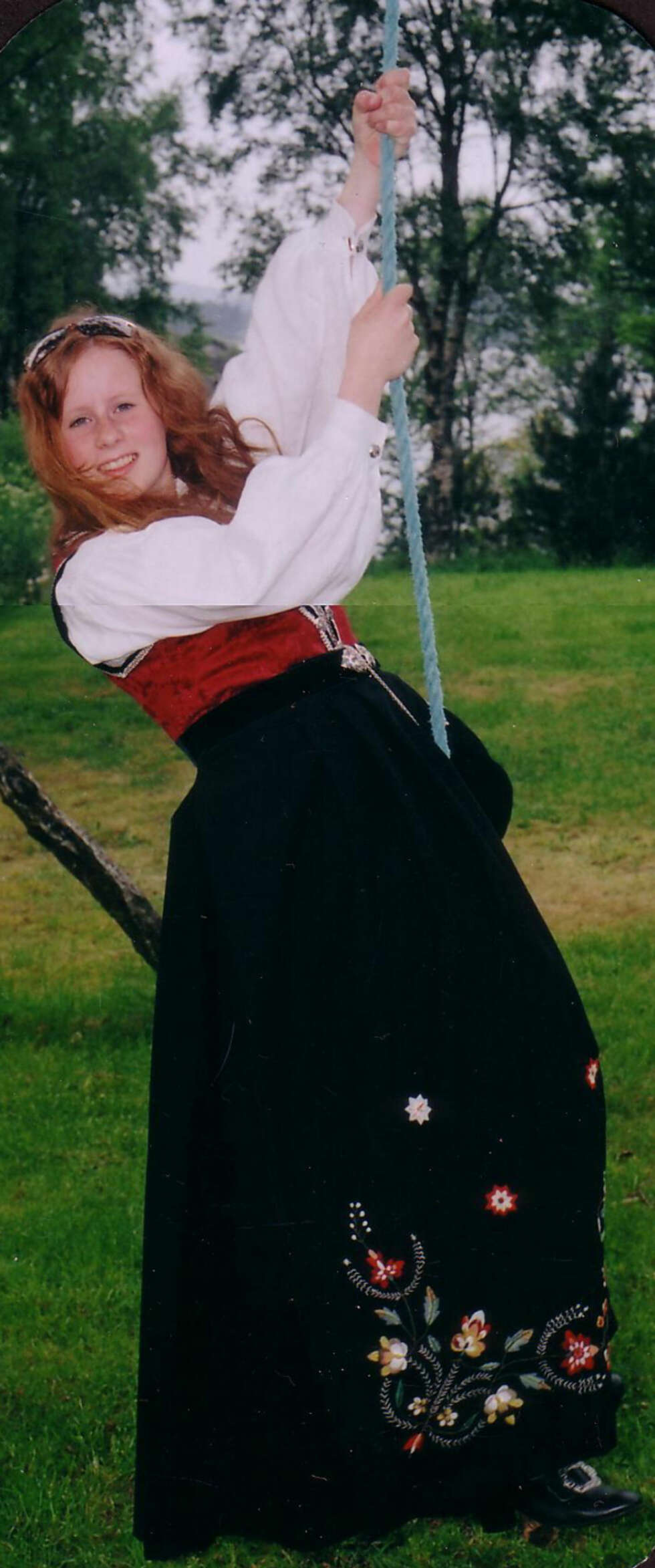 BUNAD: Hva slags bunad er dette?: Rogalandsbunad Løland-mønster
Hvem ser vi på bildet? : Stine
Hvor er bildet tatt, og i hvilken situasjon?: I anlednig takkekort-photoshoot etter konfirmasjonen. BUNAD: Hva slags bunad er dette?: Rogalandsbunad Løland-mønster
Hvem ser vi på bildet? : Stine
Hvor er bildet tatt, og i hvilken situasjon?: I anlednig takkekort-photoshoot etter konfirmasjonen.
