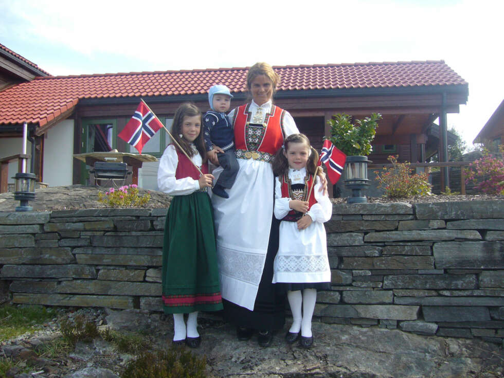 BUNAD:
Hva slags bunad er dette?: Os dame og pikebunad( hordaland)
Hvem ser vi på bildet? : Silje Og Anna
Hvor er bildet tatt, og i hvilken situasjon?: Tatt i hjemmet 17.mai BUNAD:
Hva slags bunad er dette?: Os dame og pikebunad( hordaland)
Hvem ser vi på bildet? : Silje Og Anna
Hvor er bildet tatt, og i hvilken situasjon?: Tatt i hjemmet 17.mai