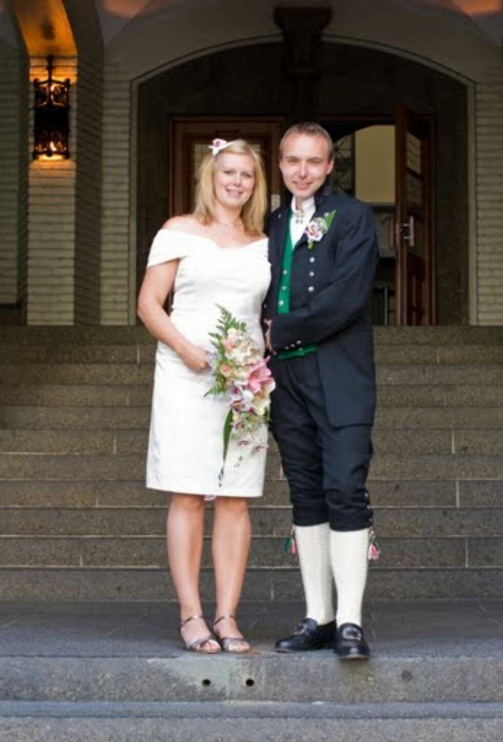 BUNAD:
Hva slags bunad er dette?: nordfjordbunad mann
Hvem ser vi på bildet? : Torgeir Holmøyvik & Veronica
Hvor er bildet tatt, og i hvilken situasjon?: Bryllupet vårt i 2009 BUNAD:
Hva slags bunad er dette?: nordfjordbunad mann
Hvem ser vi på bildet? : Torgeir Holmøyvik & Veronica
Hvor er bildet tatt, og i hvilken situasjon?: Bryllupet vårt i 2009