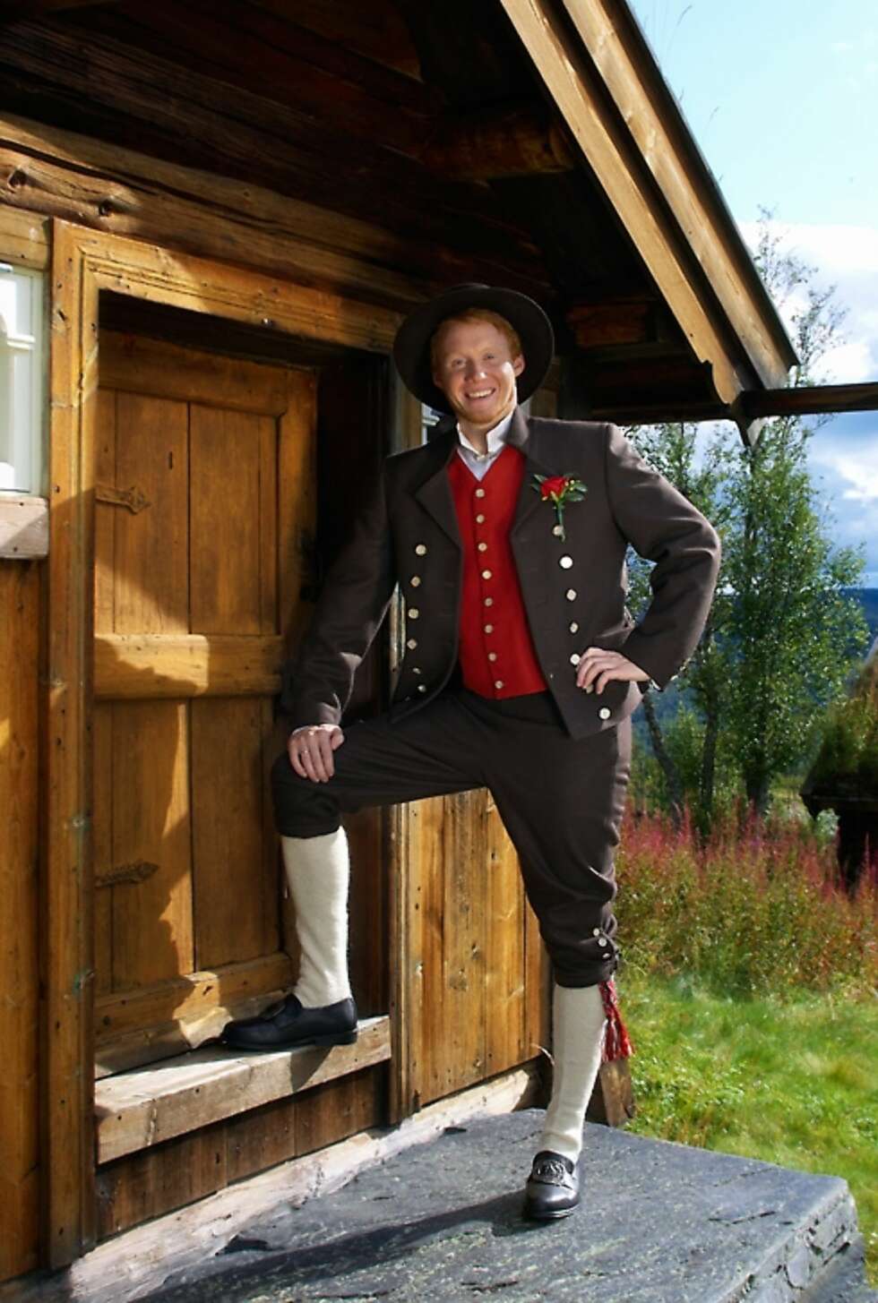 BUNAD: Hva slags bunad er dette?: Mannsbunad fra Hamarøy
Hvem ser vi på bildet? : Jonas Hovd Enoksen
Hvor er bildet tatt, og i hvilken situasjon?: Bildet er tatt i Hemsedal på bryllupsdagen. :) BUNAD: Hva slags bunad er dette?: Mannsbunad fra Hamarøy
Hvem ser vi på bildet? : Jonas Hovd Enoksen
Hvor er bildet tatt, og i hvilken situasjon?: Bildet er tatt i Hemsedal på bryllupsdagen. :)