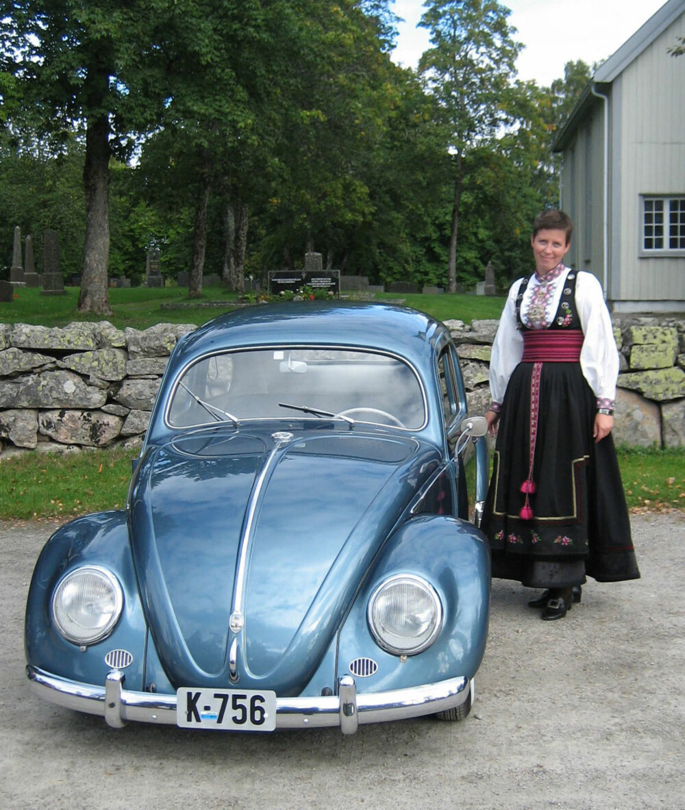 BUNAD: Hva slags bunad er dette?: Beltestakk fra Telemark
Hvem ser vi på bildet? : Ann-Christin
Hvor er bildet tatt, og i hvilken situasjon?: Barndåp i Solum kirke 19. september 2010. BUNAD: Hva slags bunad er dette?: Beltestakk fra Telemark
Hvem ser vi på bildet? : Ann-Christin
Hvor er bildet tatt, og i hvilken situasjon?: Barndåp i Solum kirke 19. september 2010.