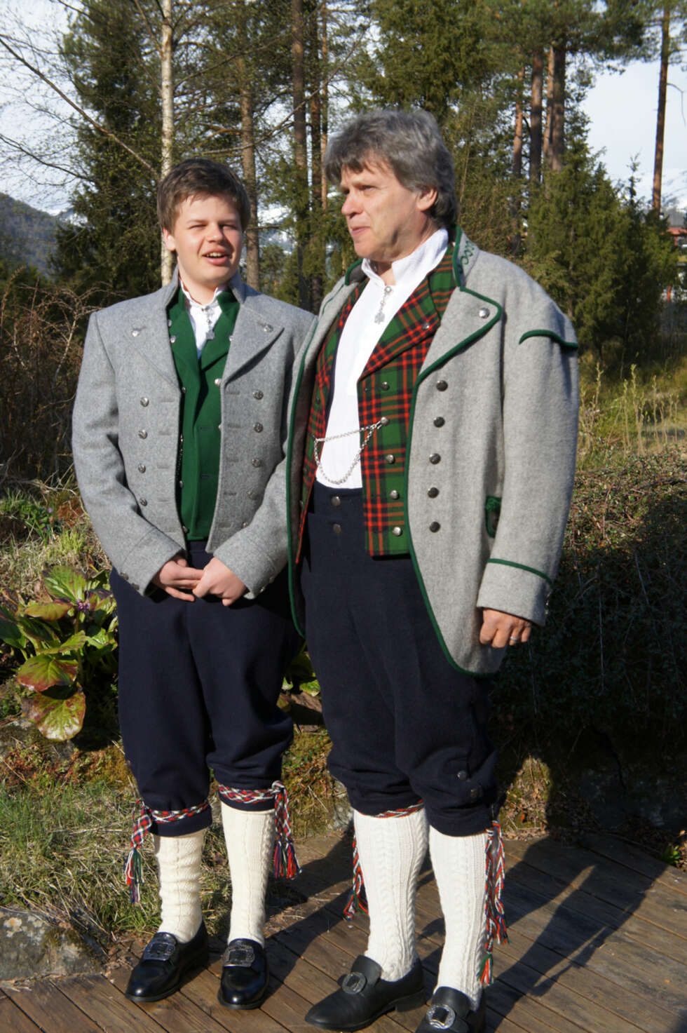 BUNAD: Hva slags bunad er dette?: Romsdalsbunad
Hvem ser vi på bildet? : Inge Nordhaug og Reidar Fugle Nordhaug
Hvor er bildet tatt, og i hvilken situasjon?: I Reidar Fugle Nordhaugs konfirmasjon. BUNAD: Hva slags bunad er dette?: Romsdalsbunad
Hvem ser vi på bildet? : Inge Nordhaug og Reidar Fugle Nordhaug
Hvor er bildet tatt, og i hvilken situasjon?: I Reidar Fugle Nordhaugs konfirmasjon.