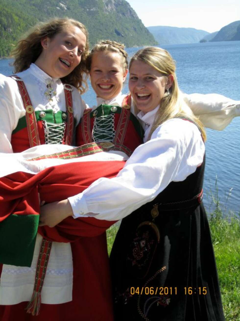 BUNAD:
Hva slags bunad er dette?: Sirdal og sunnmørsbunad
Hvem ser vi på bildet? : Ingrid, Astrid og Unni Bjørndal
Hvor er bildet tatt, og i hvilken situasjon?: Bildet er tatt på Tonstad i Sirdal. Astrid sin konfirmasjon. BUNAD:
Hva slags bunad er dette?: Sirdal og sunnmørsbunad
Hvem ser vi på bildet? : Ingrid, Astrid og Unni Bjørndal
Hvor er bildet tatt, og i hvilken situasjon?: Bildet er tatt på Tonstad i Sirdal. Astrid sin konfirmasjon.