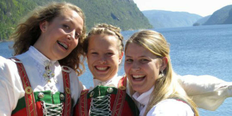 BUNAD: Sirdalsbunad ( + SUnnmørsbunad) BUNAD: Sirdalsbunad ( + SUnnmørsbunad)