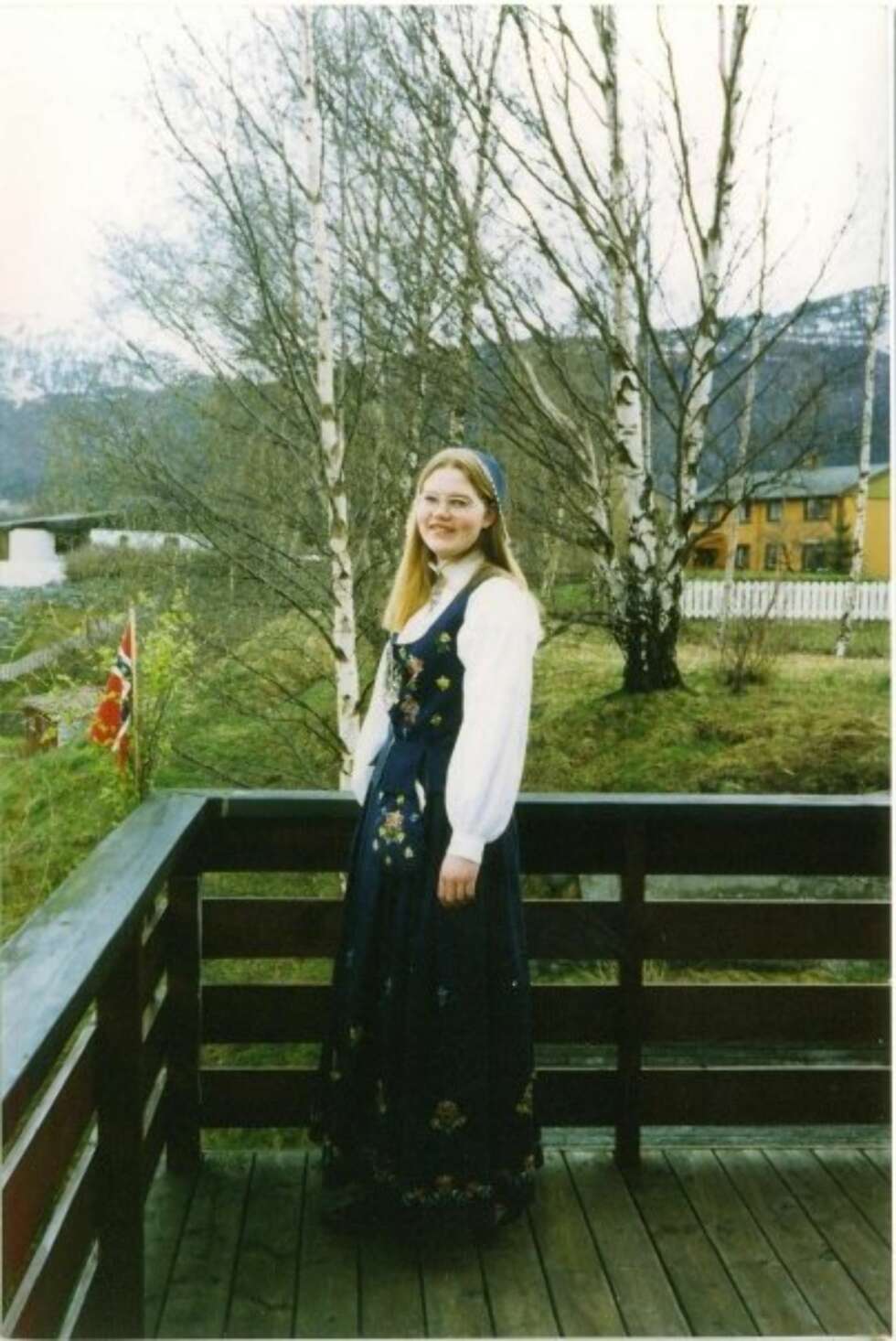 BUNAD: Hva slags bunad er dette?: Vågstrandabunad fra Romsdal (møre og romsdal)
Hvem ser vi på bildet? : Meg, Iris Haugen Johnsen
Hvor er bildet tatt, og i hvilken situasjon?: Bildet er tatt i Åndalsnes på konfirmasjonsdagen min i 1997 BUNAD: Hva slags bunad er dette?: Vågstrandabunad fra Romsdal (møre og romsdal)
Hvem ser vi på bildet? : Meg, Iris Haugen Johnsen
Hvor er bildet tatt, og i hvilken situasjon?: Bildet er tatt i Åndalsnes på konfirmasjonsdagen min i 1997