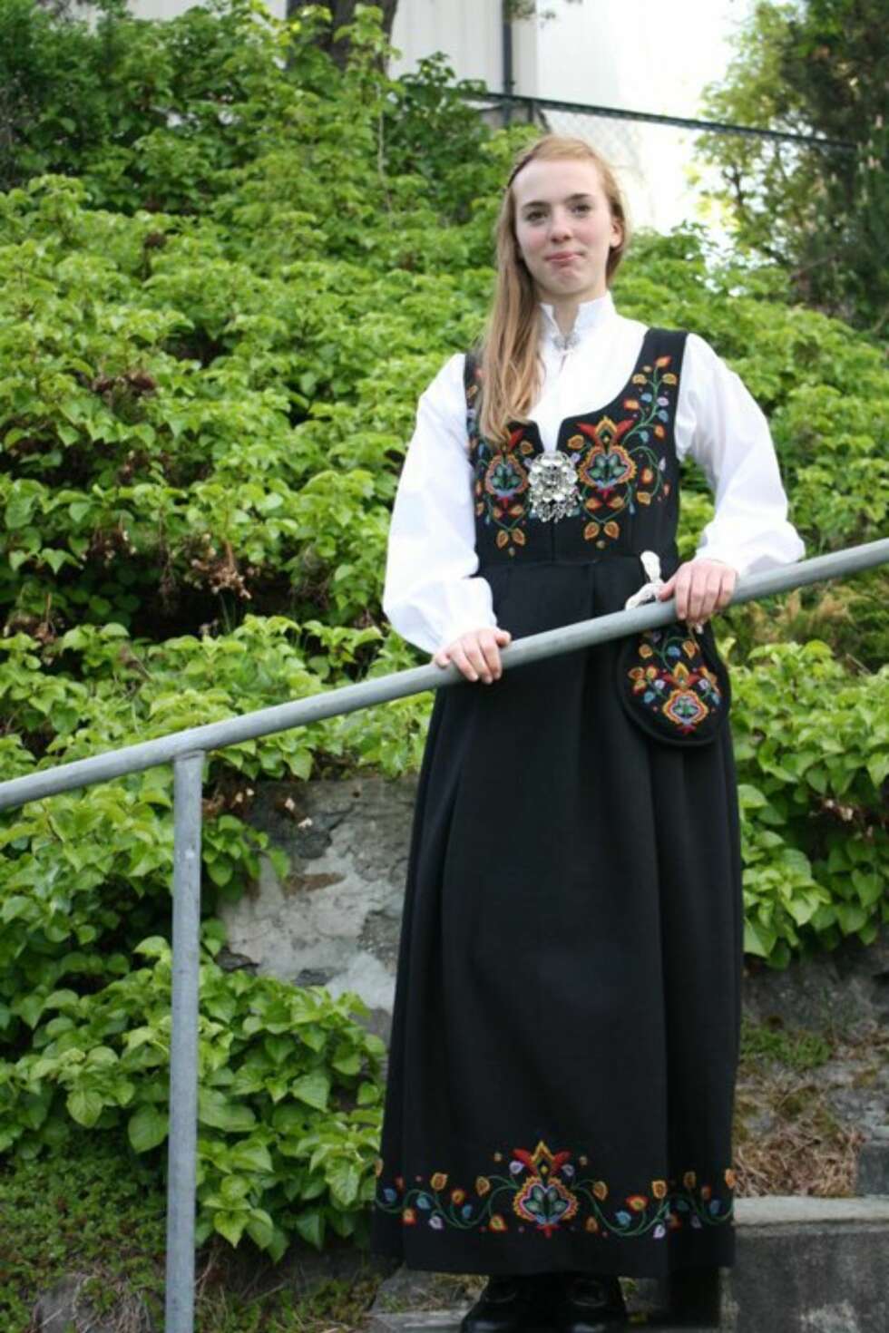 BUNAD: Hva slags bunad er dette?: Gamle valdres
Hvem ser vi på bildet? : Meg
Hvor er bildet tatt, og i hvilken situasjon?: Bildet er tatt 17. mai 2011 i hagen til en venninne. BUNAD: Hva slags bunad er dette?: Gamle valdres
Hvem ser vi på bildet? : Meg
Hvor er bildet tatt, og i hvilken situasjon?: Bildet er tatt 17. mai 2011 i hagen til en venninne.