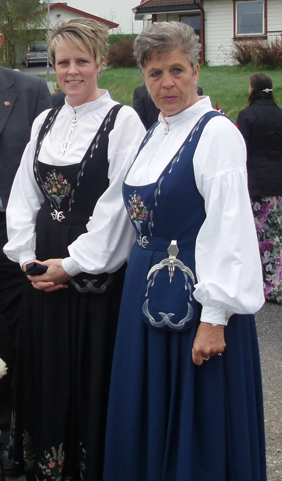 BUNAD: Hva slags bunad er dette?: Hvalerdrakta
Hvem ser vi på bildet? : Ingvild R. Gulbrandsen & Solveig Gulbrandsen
Hvor er bildet tatt, og i hvilken situasjon?: 17. mai '10 - Rekustad på Rolvsøy BUNAD: Hva slags bunad er dette?: Hvalerdrakta
Hvem ser vi på bildet? : Ingvild R. Gulbrandsen & Solveig Gulbrandsen
Hvor er bildet tatt, og i hvilken situasjon?: 17. mai '10 - Rekustad på Rolvsøy