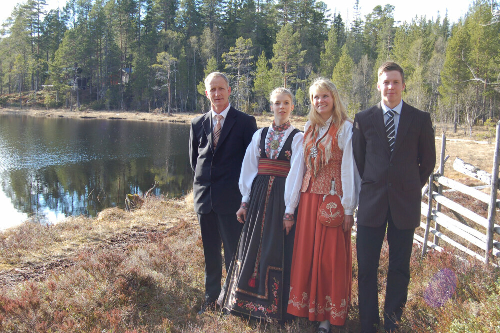 BUNAD:
Hva slags bunad er dette?: Floanbunad fra Nord-Trøndelag, farge rust
Hvem ser vi på bildet? : Familien min; min mann Ole, min datter Ingrid(i beltestakk),meg og min sønn Bent
Hvor er bildet tatt, og i hvilken situasjon?: Bildet er tatt i Ingrids konfirmasjon 7.mai 2011. BUNAD:
Hva slags bunad er dette?: Floanbunad fra Nord-Trøndelag, farge rust
Hvem ser vi på bildet? : Familien min; min mann Ole, min datter Ingrid(i beltestakk),meg og min sønn Bent
Hvor er bildet tatt, og i hvilken situasjon?: Bildet er tatt i Ingrids konfirmasjon 7.mai 2011.
