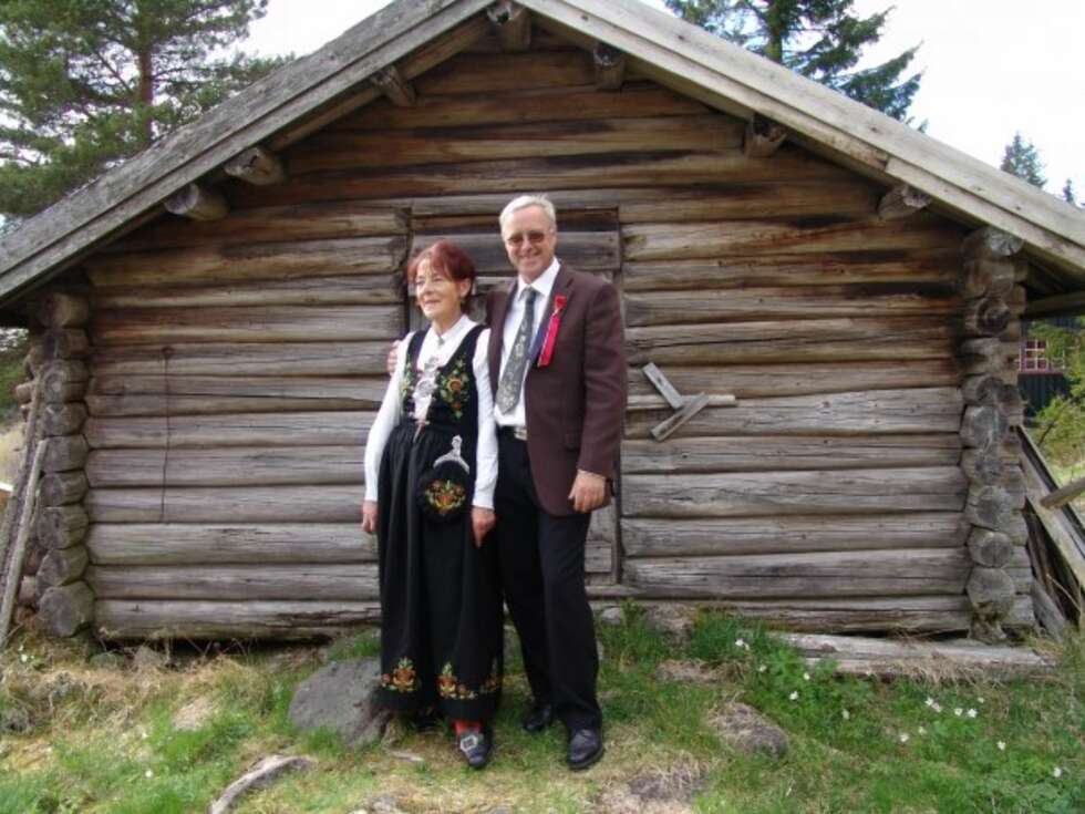 BUNAD: Hva slags bunad er dette?: Kvinnebunad fra Trysil
Hvem ser vi på bildet? : Anne Lise Roseth, min mor og pappa Thor Magnussen
Hvor er bildet tatt, og i hvilken situasjon?: bildet er tatt i Søre Osen i Trysil, hos min mormor på 103 år BUNAD: Hva slags bunad er dette?: Kvinnebunad fra Trysil
Hvem ser vi på bildet? : Anne Lise Roseth, min mor og pappa Thor Magnussen
Hvor er bildet tatt, og i hvilken situasjon?: bildet er tatt i Søre Osen i Trysil, hos min mormor på 103 år