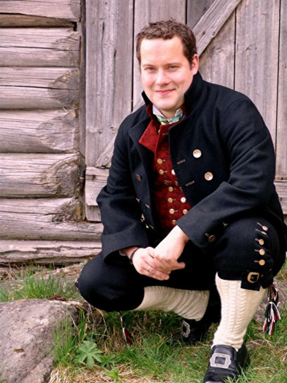BUNAD: Hva slags bunad er dette?: Mannsbunad fra Østerdalen
Hvem ser vi på bildet? : Andre Roseth Magnussen (min bror)
Hvor er bildet tatt, og i hvilken situasjon?: Bildet er tatt foran det gamle sammarsfjøset til mormor i Søre Osen, Trysil, her er han avbildet når han stolt poserer med sin nye bunad. BUNAD: Hva slags bunad er dette?: Mannsbunad fra Østerdalen
Hvem ser vi på bildet? : Andre Roseth Magnussen (min bror)
Hvor er bildet tatt, og i hvilken situasjon?: Bildet er tatt foran det gamle sammarsfjøset til mormor i Søre Osen, Trysil, her er han avbildet når han stolt poserer med sin nye bunad.