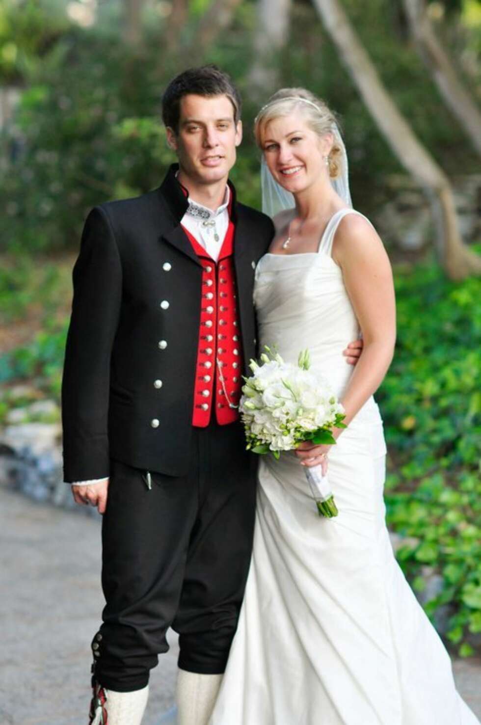BUNAD: Hva slags bunad er dette?: Spellemannsbunad fra Sogn
Hvem ser vi på bildet? : Meg og min kone
Hvor er bildet tatt, og i hvilken situasjon?: Bildet tatt i USA (Los Angeles) i bryllupet mitt BUNAD: Hva slags bunad er dette?: Spellemannsbunad fra Sogn
Hvem ser vi på bildet? : Meg og min kone
Hvor er bildet tatt, og i hvilken situasjon?: Bildet tatt i USA (Los Angeles) i bryllupet mitt