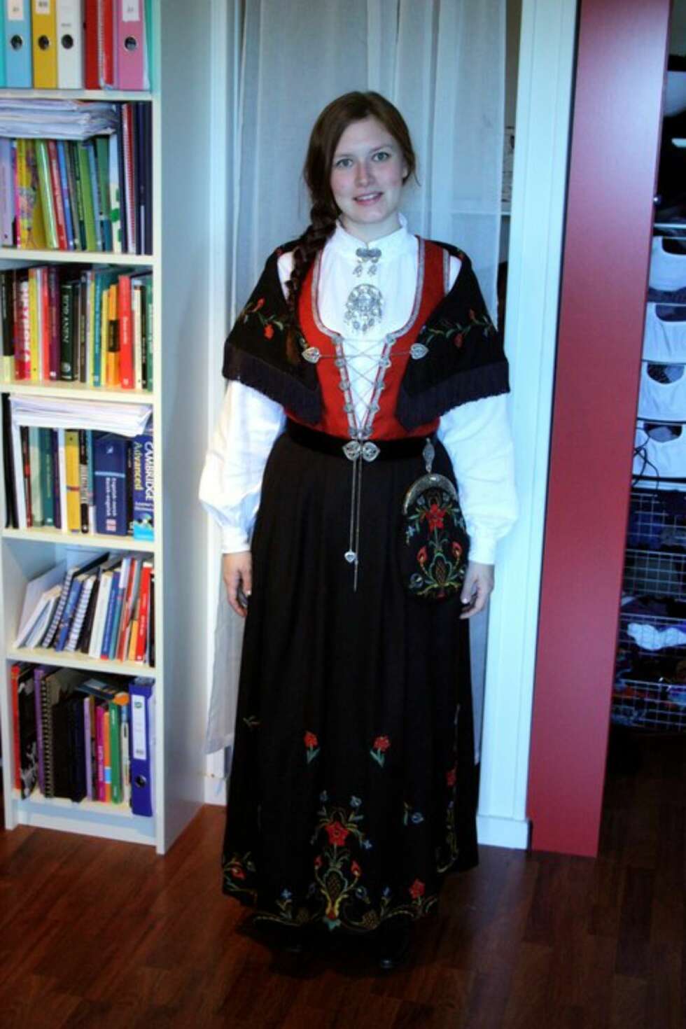 BUNAD: Hva slags bunad er dette?: Arven Festdrakt
Hvem ser vi på bildet? : Renate Reppen
Hvor er bildet tatt, og i hvilken situasjon?: Hjemme i Oslo før 17.mai feiring i 2011. BUNAD: Hva slags bunad er dette?: Arven Festdrakt
Hvem ser vi på bildet? : Renate Reppen
Hvor er bildet tatt, og i hvilken situasjon?: Hjemme i Oslo før 17.mai feiring i 2011.