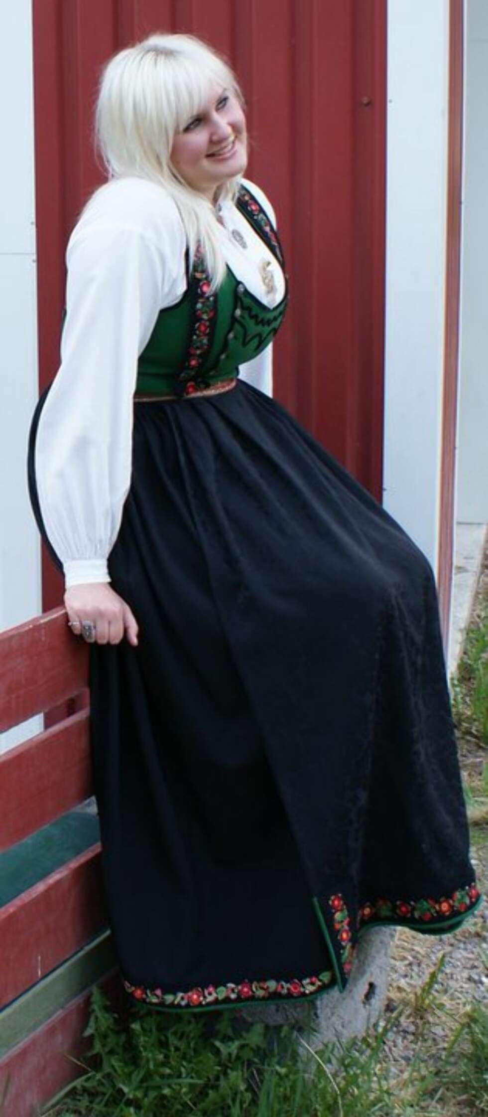 BUNAD:
Hva slags bunad er dette?: Tinnbunad fra Telemark
Hvem ser vi på bildet? : Heidi Aasen Kverndalen
Hvor er bildet tatt, og i hvilken situasjon?: Bildet er tatt 17. mai 2010 hjemme på gården hvor jeg bor BUNAD:
Hva slags bunad er dette?: Tinnbunad fra Telemark
Hvem ser vi på bildet? : Heidi Aasen Kverndalen
Hvor er bildet tatt, og i hvilken situasjon?: Bildet er tatt 17. mai 2010 hjemme på gården hvor jeg bor