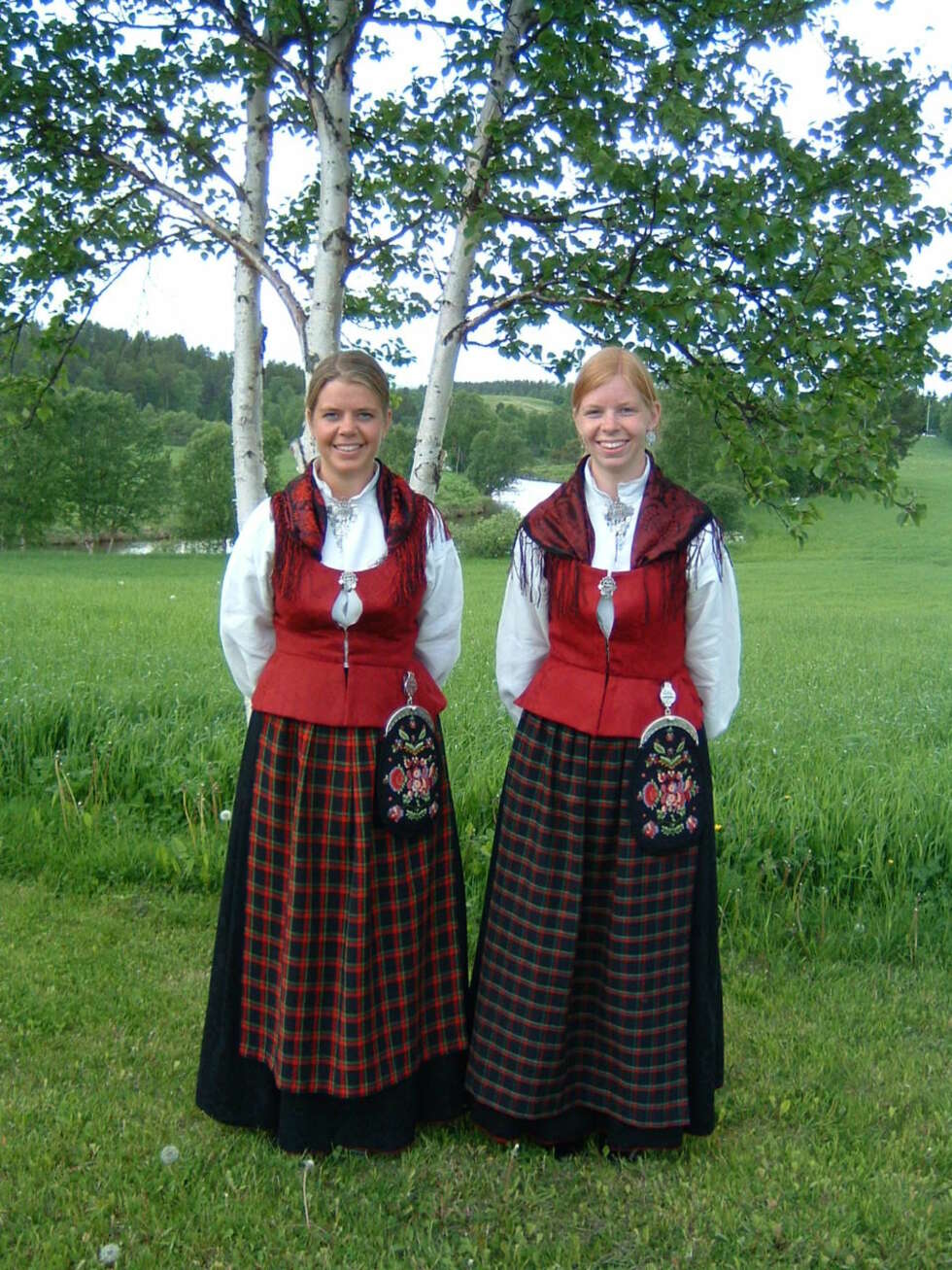 BUNAD: Hva slags bunad er dette?: Kvinnebunad fra Nord-Østerdalen
Hvem ser vi på bildet? : Ingrid og Ragnhild Østgård Jensås
Hvor er bildet tatt, og i hvilken situasjon?: Os i Østerdalen - Bryllupsfeiring 2005 BUNAD: Hva slags bunad er dette?: Kvinnebunad fra Nord-Østerdalen
Hvem ser vi på bildet? : Ingrid og Ragnhild Østgård Jensås
Hvor er bildet tatt, og i hvilken situasjon?: Os i Østerdalen - Bryllupsfeiring 2005