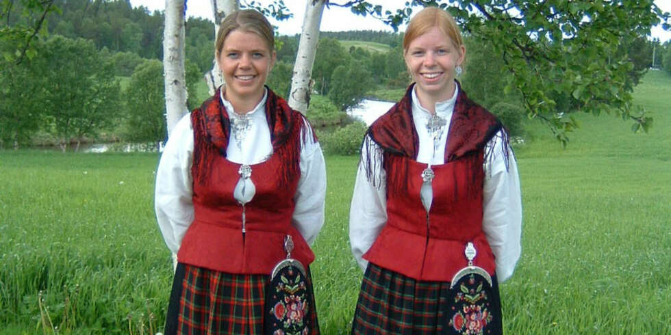 BUNAD: Nord-Østerdalsbunad kvinne. BUNAD: Nord-Østerdalsbunad kvinne.