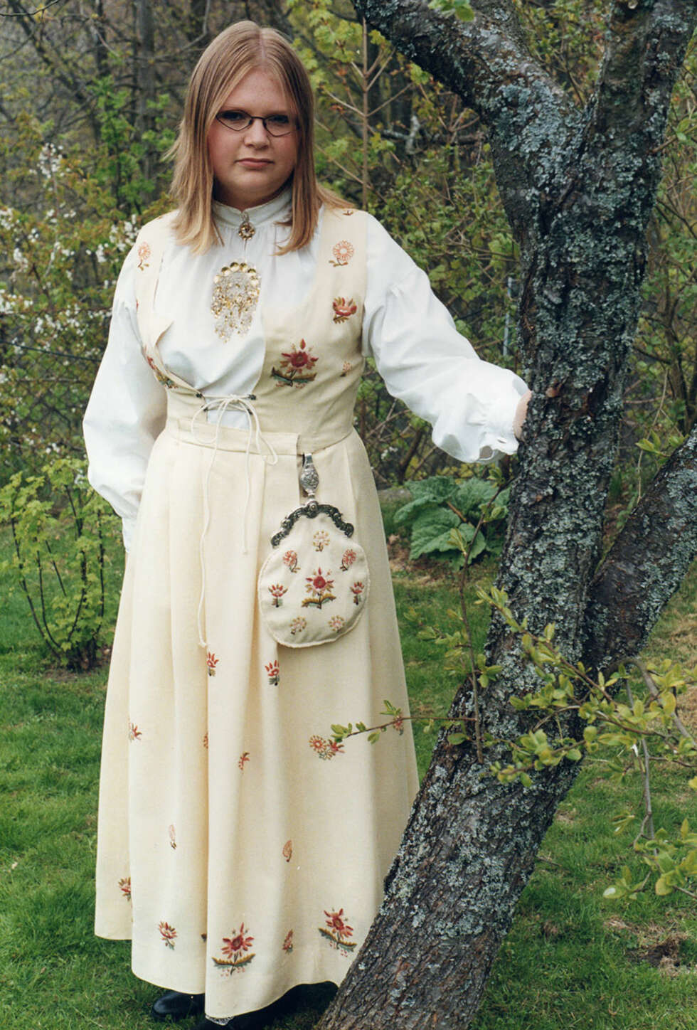 BUNAD: Hva slags bunad er dette?: Festdrakt fra Jorde i Gudbrandsdalen. 70år gammel bunad i engelsk ull fra 2.verdenskrig.
Hvem ser vi på bildet? : Brita A. A. Flor
Hvor er bildet tatt, og i hvilken situasjon?: I min konfirmasjon (Brita) i 1999 i Arendal. BUNAD: Hva slags bunad er dette?: Festdrakt fra Jorde i Gudbrandsdalen. 70år gammel bunad i engelsk ull fra 2.verdenskrig.
Hvem ser vi på bildet? : Brita A. A. Flor
Hvor er bildet tatt, og i hvilken situasjon?: I min konfirmasjon (Brita) i 1999 i Arendal.