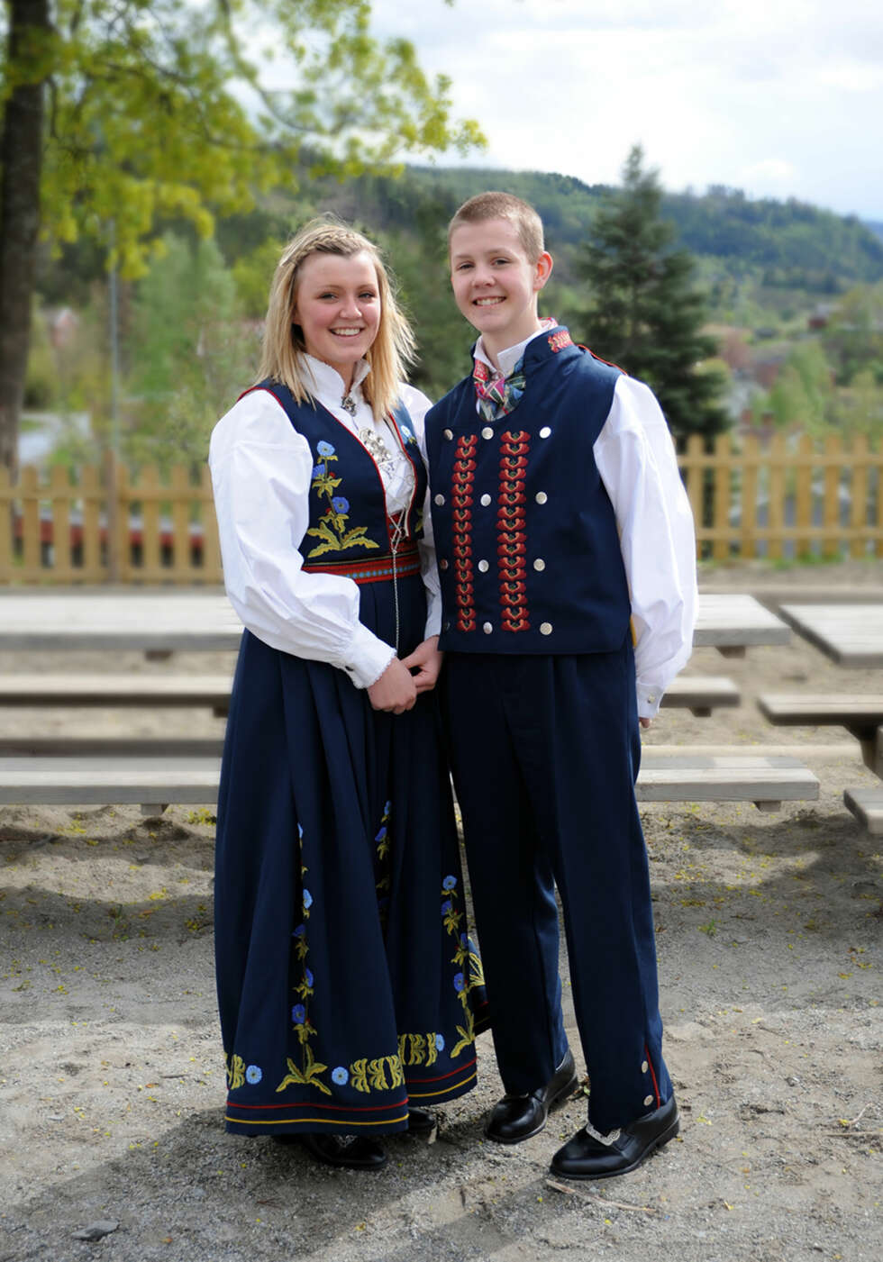 BUNAD:
Hva slags bunad er dette?: Eikerdrakt
Hvem ser vi på bildet? : Maija Eline Juritsen og Oskar Nikolai Lilleås
Hvor er bildet tatt, og i hvilken situasjon?: Vestfossen. Oskar Nikolai sin konfirmasjon i 2009 BUNAD:
Hva slags bunad er dette?: Eikerdrakt
Hvem ser vi på bildet? : Maija Eline Juritsen og Oskar Nikolai Lilleås
Hvor er bildet tatt, og i hvilken situasjon?: Vestfossen. Oskar Nikolai sin konfirmasjon i 2009