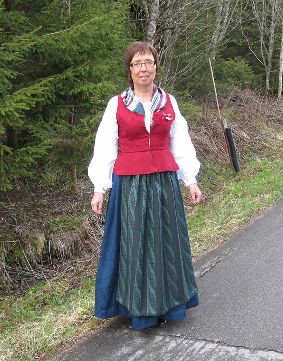BUNAD: Hva slags bunad er dette?: Sør-Østerdalsbunad
Hvem ser vi på bildet? : Elin E Holmseth
Hvor er bildet tatt, og i hvilken situasjon?: Bildet er tatt 17. mai 2012 i Jordet, Trysil BUNAD: Hva slags bunad er dette?: Sør-Østerdalsbunad
Hvem ser vi på bildet? : Elin E Holmseth
Hvor er bildet tatt, og i hvilken situasjon?: Bildet er tatt 17. mai 2012 i Jordet, Trysil