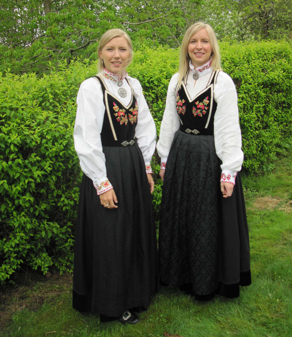 BUNAD: Hva slags bunad er dette?: Smekkebunad vest telemark
Hvem ser vi på bildet? : Kristiane og Henriette Weisteen
Hvor er bildet tatt, og i hvilken situasjon?: 17 Mai. 2012. BUNAD: Hva slags bunad er dette?: Smekkebunad vest telemark
Hvem ser vi på bildet? : Kristiane og Henriette Weisteen
Hvor er bildet tatt, og i hvilken situasjon?: 17 Mai. 2012.