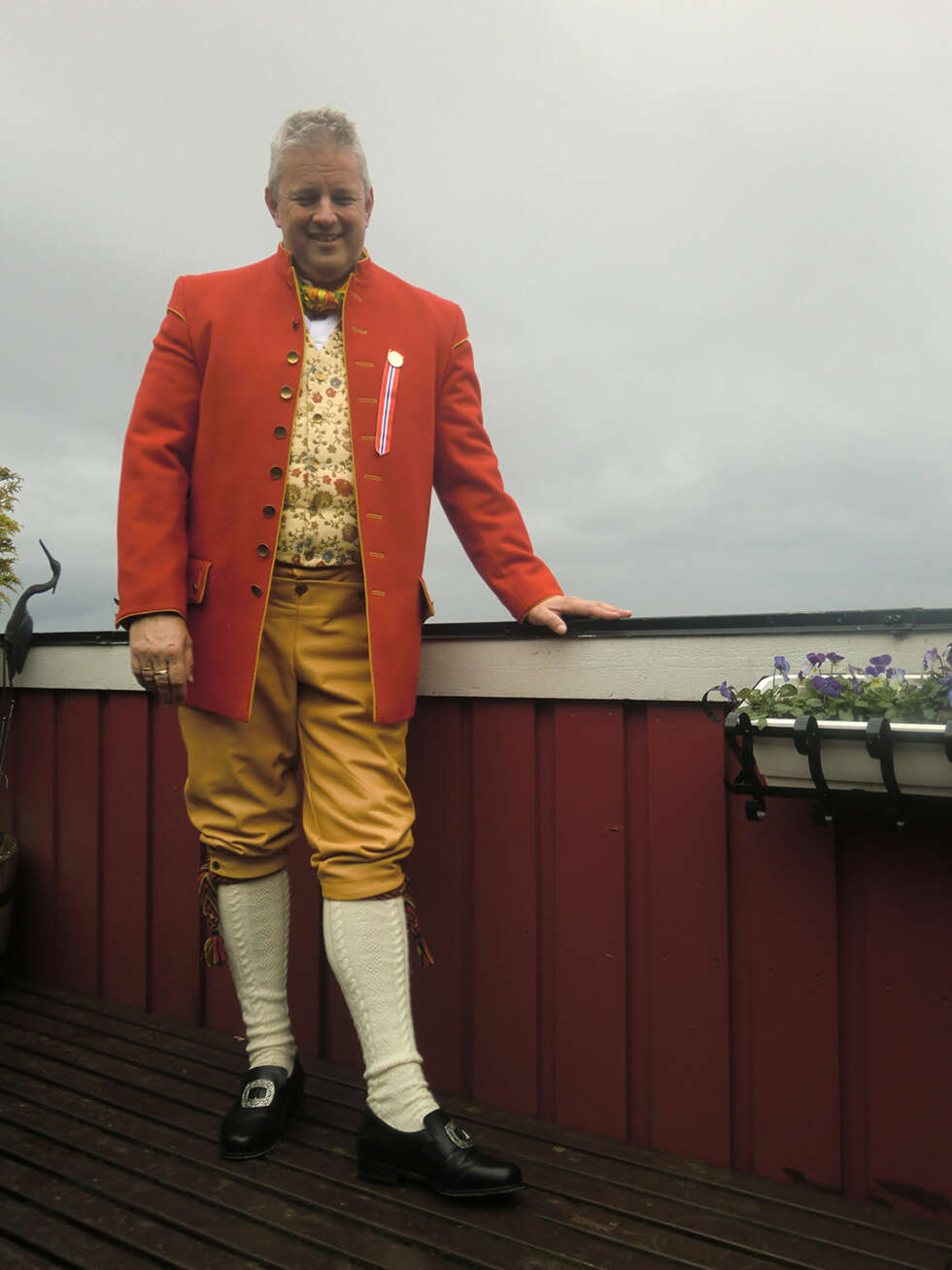 BUNAD: Hva slags bunad er dette?: Embetsmanndrakt fra Romsdal
Hvem ser vi på bildet? : Bjørn Even Hansen
Hvor er bildet tatt, og i hvilken situasjon?: På verandaen vår i Molde 17.mai.2012 BUNAD: Hva slags bunad er dette?: Embetsmanndrakt fra Romsdal
Hvem ser vi på bildet? : Bjørn Even Hansen
Hvor er bildet tatt, og i hvilken situasjon?: På verandaen vår i Molde 17.mai.2012