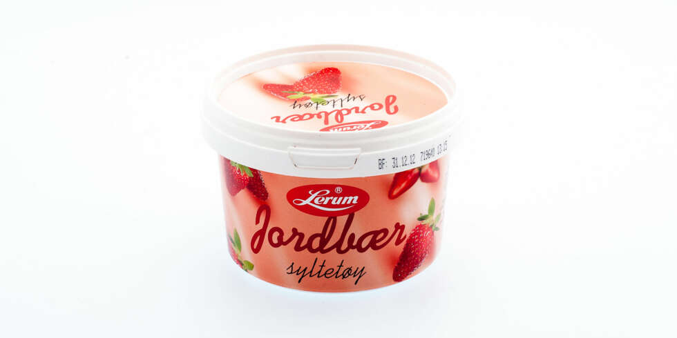 TEST AV JORDBÆRSYLTETØY: Lerum jordbærsyltetøy i plastboks. TEST AV JORDBÆRSYLTETØY: Lerum jordbærsyltetøy i plastboks.
