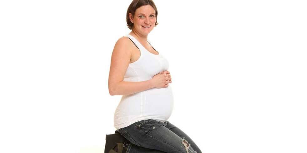 SOFI: - Jeg oppdaget at jeg var gravid da jeg var 10-12 uker på vei. Da hadde jeg følt meg sliten og fyllesyk i mange dager etter en fest. SOFI: - Jeg oppdaget at jeg var gravid da jeg var 10-12 uker på vei. Da hadde jeg følt meg sliten og fyllesyk i mange dager etter en fest.