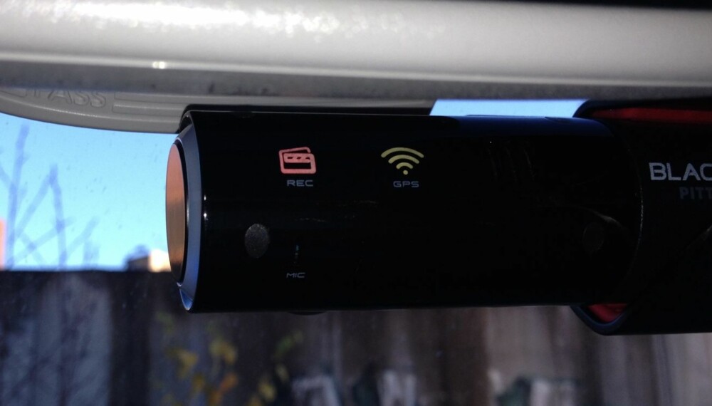 SMART: Blackvue DR380G-HD fungerer fint i det daglige, med greie taletilbakemeldinger (på engelsk). Ulempene er at at det er i overkant mange lyskilder, som kan ha en litt irriterende effekt ved mørkekjøring. FOTO: Terje Haugen SMART: Blackvue DR380G-HD fungerer fint i det daglige, med greie taletilbakemeldinger (på engelsk). Ulempene er at at det er i overkant mange lyskilder, som kan ha en litt irriterende effekt ved mørkekjøring. FOTO: Terje Haugen