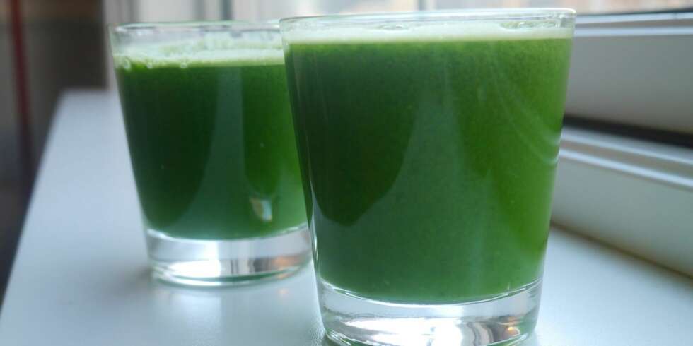 HELVETESUKAS REGLER: Du skal utelukkende spise sunt hele uka. Så da ble det grønn juice til frokost. HELVETESUKAS REGLER: Du skal utelukkende spise sunt hele uka. Så da ble det grønn juice til frokost.