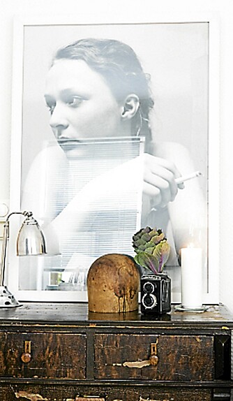 PERSONLIG STILLEBEN. Et fotografi av Massimo Leardini, en antikk fransk bordlampe og en slitt kommode. Den eklektiske stilen har mange uttrykk. PERSONLIG STILLEBEN. Et fotografi av Massimo Leardini, en antikk fransk bordlampe og en slitt kommode. Den eklektiske stilen har mange uttrykk.