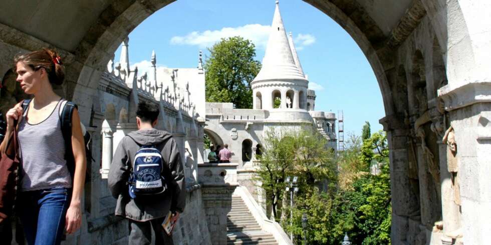 GAMLEBYEN I BUDAPEST: Et besøk i gamlebyen i Budapest er trivelig. Du får dessuten en fantastisk utsikt over byen. GAMLEBYEN I BUDAPEST: Et besøk i gamlebyen i Budapest er trivelig. Du får dessuten en fantastisk utsikt over byen.
