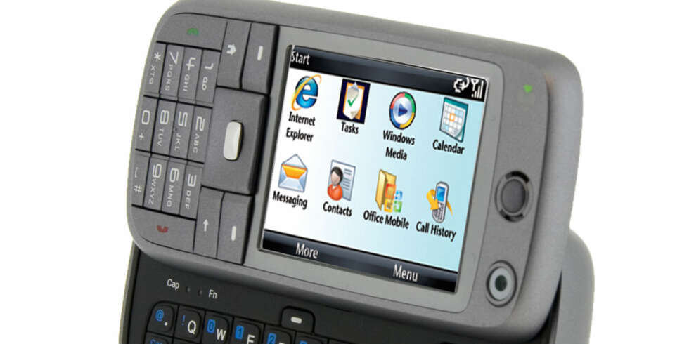 TO I EN: Dette er en helt vanlig telefon i lukket tilstand med numerisk tastatur og det hele, men åpner man den... TO I EN: Dette er en helt vanlig telefon i lukket tilstand med numerisk tastatur og det hele, men åpner man den...