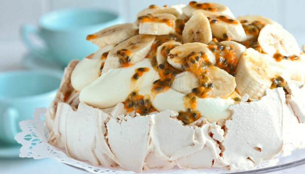 PAVLOVA: Pavlova marengskake er den perfekte festkaka og pynter du den med jordbær, bringebær og blåbær egner den seg super til 17. mai! PAVLOVA: Pavlova marengskake er den perfekte festkaka og pynter du den med jordbær, bringebær og blåbær egner den seg super til 17. mai!